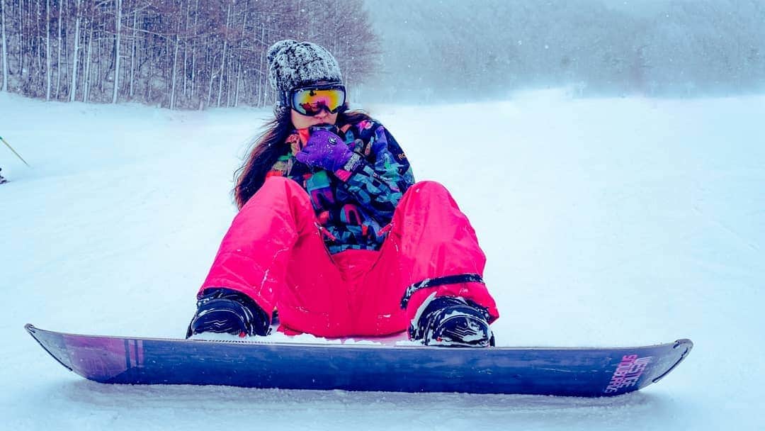Hairmake Shinoさんのインスタグラム写真 - (Hairmake ShinoInstagram)「❄❄❄ ． 雪少なかったけど何とか撮ることができたスノボとスキーの撮影😊 ． シャリシャリ過ぎて滑るというより、転がり落ちてたけど写真だとスゴく滑れてそう😂 ． ． Wear:@roxyjapan @swivel_official ． ． もうサクラ咲いてるところもあるけど、もう少しだけ冬投稿します💓 ． ． #雪山#ウィンタースポーツ#スノボ女子#スノボ#スノーボード#旅したくなるフォト #旅行好きな人と繋がりたい #旅に出たい #jaran_travel #visitjapanjp #japan_vacations#lovers_nippon #旅行好き #旅行写真 #撮影#日本旅行 #旅スタグラム#旅好き女子」3月3日 17時52分 - hairmakeshino