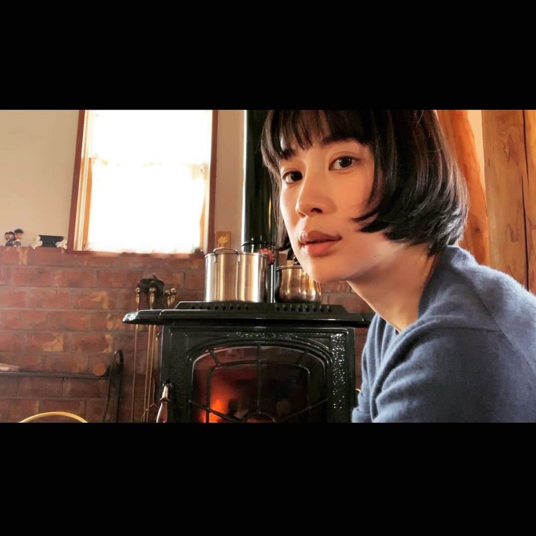 大月さゆさんのインスタグラム写真 - (大月さゆInstagram)「暖炉のある生活ふう🌲 物思いにふけるふう🌲」3月3日 17時54分 - sayuotsuki_official