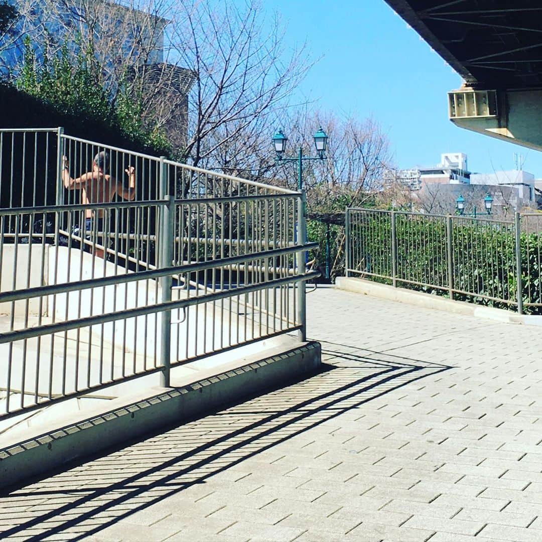 猫沢エミさんのインスタグラム写真 - (猫沢エミInstagram)「コロナでみんな萎縮しているときに、上半身裸で体操するステキムッシュ♡  いいわぁ  #東京下町時間」3月3日 12時28分 - necozawaemi