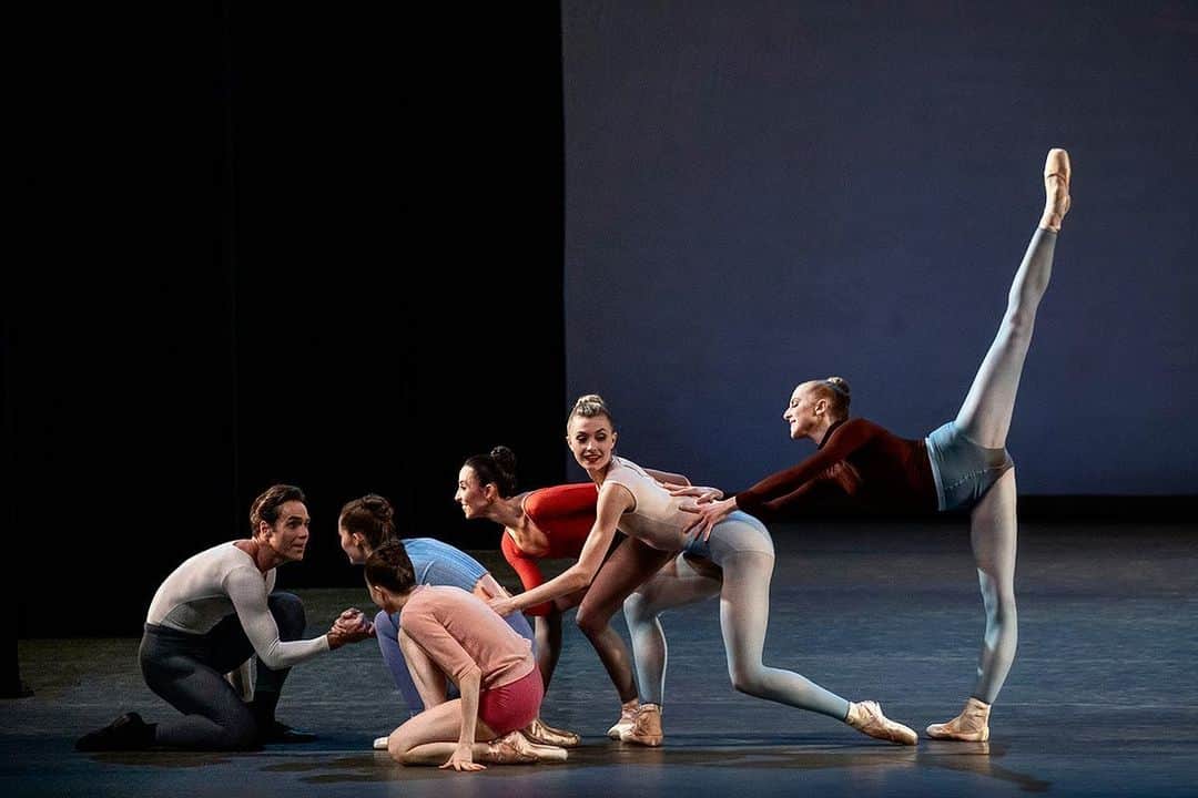 クレア・コフィーのインスタグラム：「LIFE AFFIRMING GREATNESS ON STAGE NOW! Do not miss @justin_peck ‘s #Rotunda @nycb. You’ll gasp, you’ll cry, and your heart will be filled with so much joy it’ll forget all about that Purell shortage at Duane Reade.」