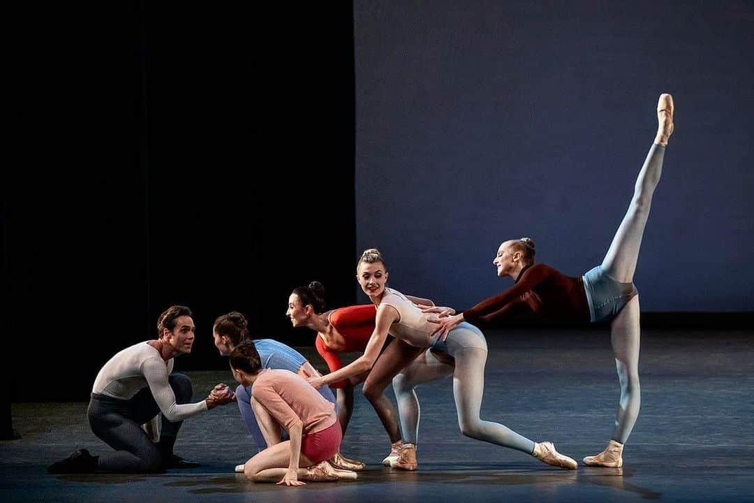 クレア・コフィーさんのインスタグラム写真 - (クレア・コフィーInstagram)「LIFE AFFIRMING GREATNESS ON STAGE NOW! Do not miss @justin_peck ‘s #Rotunda @nycb. You’ll gasp, you’ll cry, and your heart will be filled with so much joy it’ll forget all about that Purell shortage at Duane Reade.」3月3日 12時35分 - clairecoffee