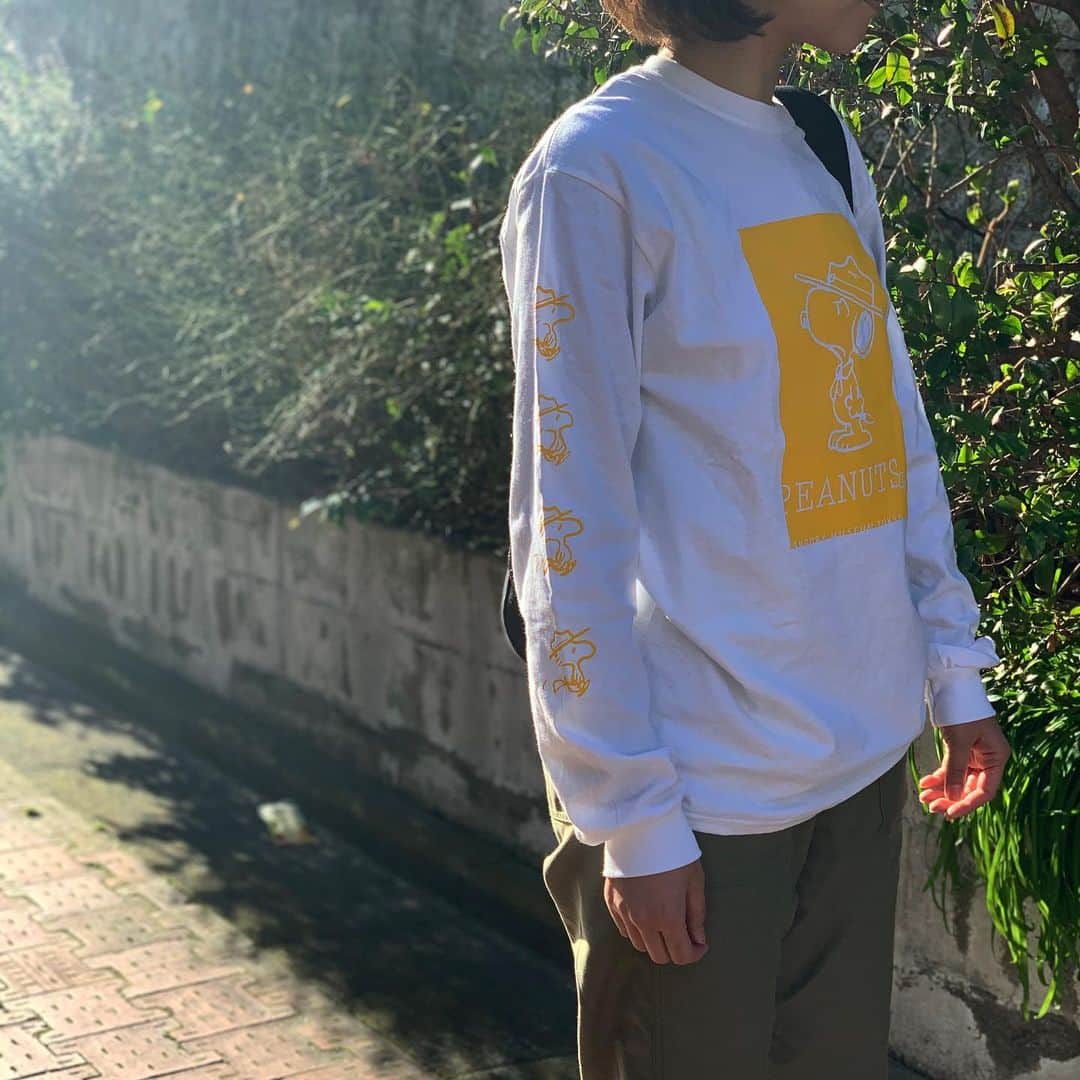 のインスタグラム：「【Recommended】 . ▶ロングスリーブTシャツ(ホワイト/グレー) ¥4,600+tax . スヌーピーミュージアム店限定デザインの、年中使えるロングTシャツ。 これからの暖かくなる季節に大活躍！ Cafeスタッフもユニフォームとして着用しています。 . メンズライクな着こなしがしたい方は大きめのサイズがおすすめです◎ 1-2枚目）164cm/ホワイト/Mサイズ  3-4枚目）181cm/グレー/Lサイズ . 肌寒い日はニットベストを重ねてベストの袖からウッドストックを覗かせても◎ シンプルに1枚で着てもサマになるシルエットです。 小物と組み合わせて春らしいコーデを楽しみましょう！ . ※「ホワイトLサイズ」のみ、店頭・オンラインショップ共に現在品切れ中です。 . ▶お買物は画像をタップ or ストーリー【南町田】からオンラインショップへ☝️ . . @peanutscafe_tokyo @peanutsdiner @peanutshotel」