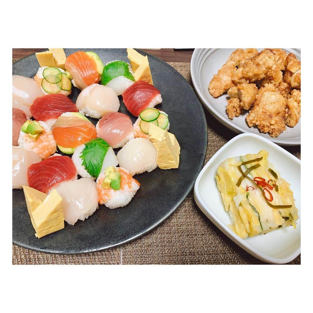 Nacoのインスタグラム：「ひなまつり🎎🌸 2020年の雛祭りご飯🍣🍗 . 2枚目以降は最近の#Nacoご飯 もろもろ🍽 . #food #instafood #foodstagram #cooking #delicious #yummy #mylife #recipe #instagood #cookingram #followme #likeforlikes #식사 #먹스타그램 #맛스타그램 #요리 #ひなまつり #ひな祭りごはん #てまり寿司 #唐揚げ #節約レシピ #簡単レシピ #献立」