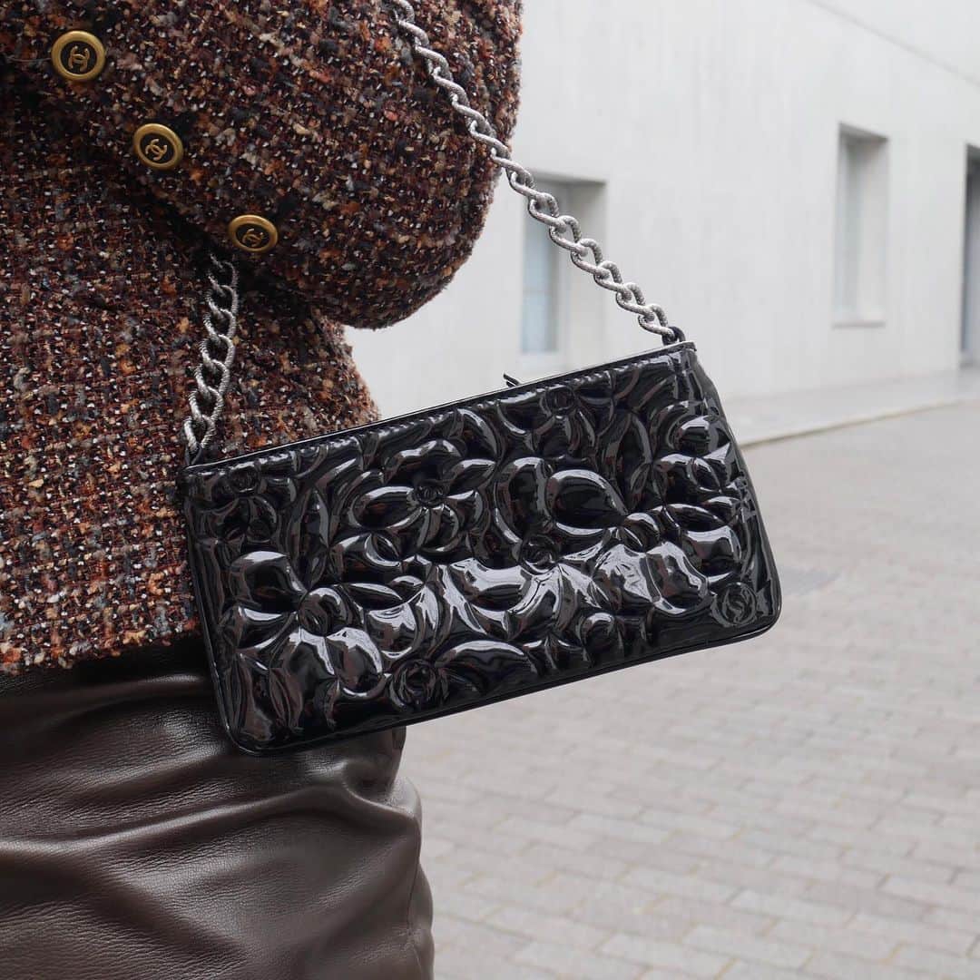 Vintage Brand Boutique AMOREさんのインスタグラム写真 - (Vintage Brand Boutique AMOREInstagram)「Chanel patent chain hand bag .▶︎Free Shipping Worldwide✈️ ≫≫≫ DM for more information 📩 info@amorevintagetokyo.com #AMOREvintage #AMORETOKYO #tokyo #Omotesando #Aoyama #harajuku #vintage #vintageshop #ヴィンテージ #ヴィンテージショップ #アモーレ #アモーレトーキョー #表参道 #青山 #原宿#東京 #chanel #chanelvintage #vintagechanel #ヴィンテージ #シャネル #ヴィンテージシャネル」3月3日 12時38分 - amore_tokyo