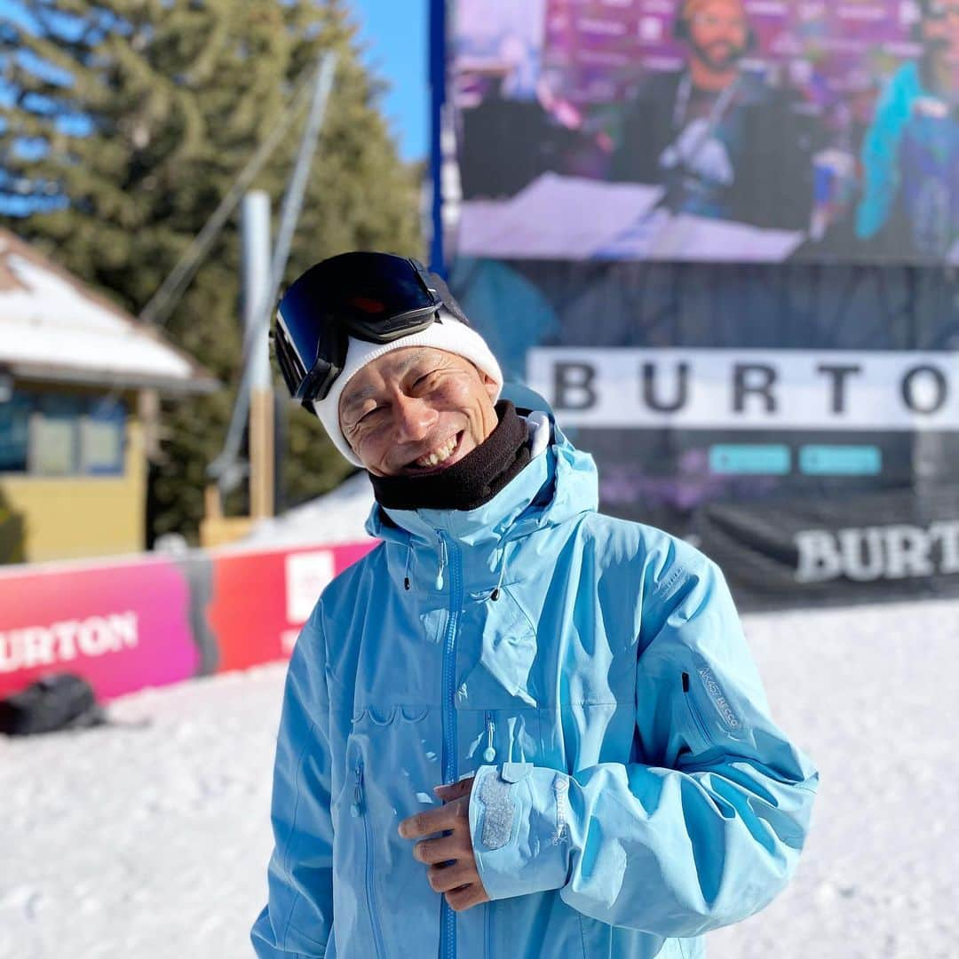 藤森由香さんのインスタグラム写真 - (藤森由香Instagram)「@burtonsnowboards が開催するBURTON US OPENに @redbulljapan のお仕事で行ってきました。  私もUS OPENは何度か大会に出させて貰ったことがあります。この大会に出る事自体に価値があり、素晴らしい経験にもなります。 今回はライダーとしてではなく、大会を伝える側として行って、改めてこの大会の素晴らしさに気づいた。何より記憶に残るのは先日亡くなられたJake burton (burton snowboard の創始者)への追悼スノーボーディングがあり、みんなでスノーボードしたり、世界からライダー達が集まりハーフパイプを滑り、Jakeに感謝の気持ちを込めた滑りが観れたこと。  私も7歳で始めたスノーボードの熱は収まることがなく、私の人生に喜びと熱意を与え続けてくれました。こうやって今でも関わり、そして @burton のチームライダーとして活躍させて貰えることが何よりも幸せです。  会場にはBurtonのポップアップストアがあり、私の写真も飾ってありました🙏この写真が載っている冊子はお近くのバートンストアに無料で置いてあるかと思うのですが、Jakeがライダー達のために作った物。よかったらお手にとって見てください。  大会の様子等はRedBull Japan のYouTube チャンネルで近々アップされるのでスノーボードしてる人もしていない人も見てもらえたら嬉しいです。この歴史ある大会をもっと沢山の方に知ってもらえる機会になるといいな。 そして、皆さんももうチェック済みかと思いますが、今回は沢山の日本人選手が表彰台に乗りました💐 また情報アップしますね！  #burton #burtonsnowboards #burtonusopen2020 #redbull #snowboarding #rideonjake #winter」3月3日 12時39分 - yukafujiforest