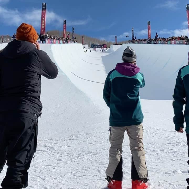 藤森由香のインスタグラム：「@burtonsnowboards が開催するBURTON US OPENに @redbulljapan のお仕事で行ってきました。  私もUS OPENは何度か大会に出させて貰ったことがあります。この大会に出る事自体に価値があり、素晴らしい経験にもなります。 今回はライダーとしてではなく、大会を伝える側として行って、改めてこの大会の素晴らしさに気づいた。何より記憶に残るのは先日亡くなられたJake burton (burton snowboard の創始者)への追悼スノーボーディングがあり、みんなでスノーボードしたり、世界からライダー達が集まりハーフパイプを滑り、Jakeに感謝の気持ちを込めた滑りが観れたこと。  私も7歳で始めたスノーボードの熱は収まることがなく、私の人生に喜びと熱意を与え続けてくれました。こうやって今でも関わり、そして @burton のチームライダーとして活躍させて貰えることが何よりも幸せです。  会場にはBurtonのポップアップストアがあり、私の写真も飾ってありました🙏この写真が載っている冊子はお近くのバートンストアに無料で置いてあるかと思うのですが、Jakeがライダー達のために作った物。よかったらお手にとって見てください。  大会の様子等はRedBull Japan のYouTube チャンネルで近々アップされるのでスノーボードしてる人もしていない人も見てもらえたら嬉しいです。この歴史ある大会をもっと沢山の方に知ってもらえる機会になるといいな。 そして、皆さんももうチェック済みかと思いますが、今回は沢山の日本人選手が表彰台に乗りました💐 また情報アップしますね！  #burton #burtonsnowboards #burtonusopen2020 #redbull #snowboarding #rideonjake #winter」