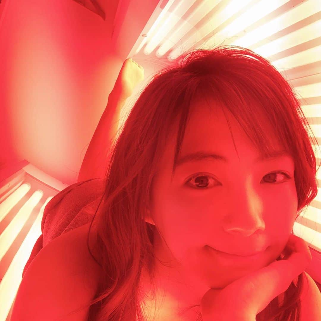 うえむらちかのインスタグラム：「京橋駅徒歩1分 #リラコラ銀座店（@rilacolla.ginza）で前からずっと受けてみたかった、話題のコラーゲンマシンを体験してきました♬﻿ ﻿ 見た目は日焼けマシーンに似ているんですが﻿ この #コラーゲンマシン は、可視光線を出す特殊なランプから、表皮より奥の皮下組織、線維芽細胞に直接働きかけ﻿ ﻿ 🔖コラーゲン・エラスチンの生成促進﻿ 🔖ターンオーバーの促進﻿ 🔖しあわせホルモンのセロトニンを分泌﻿ ﻿ をしてくれるんです✨﻿ ﻿ しかもお肌だけじゃなく﻿ 髪の毛もツルツルにしてくれるのも嬉しいポイント🦰✨﻿ ﻿ 照射中はずっとポカポカしてて﻿ つい寝そうになってしまいました😴﻿ ﻿ 寝ながら受けられる横型と﻿ 直立で受けられる男女兼用の縦型のマシーンもあるので男性の方にもおすすめです🕺✨﻿ ﻿ 完全個室で室内にはシャワーも完備🚿﻿ パウダールームでメイク直しもできるから、手ぶらで気軽に訪れてみてください❣️﻿ ﻿ ﻿ 💆‍♀️リラコラ銀座店﻿ 住所：東京都中央区京橋3-6-21京橋神和ビル5F﻿ TEL：03-3535-7101﻿ 営業時間：12:00〜21:00﻿ 定休日：日曜日、月曜日﻿ ﻿ #コラーゲンマシン﻿ #コラーゲンマシンサロン﻿ #コラーゲンマシン専門サロン﻿ #美肌作り #美肌﻿ #美肌になりたい﻿ #ハリツヤ肌﻿ #ハリツヤアップ﻿ #リラコラ銀座」