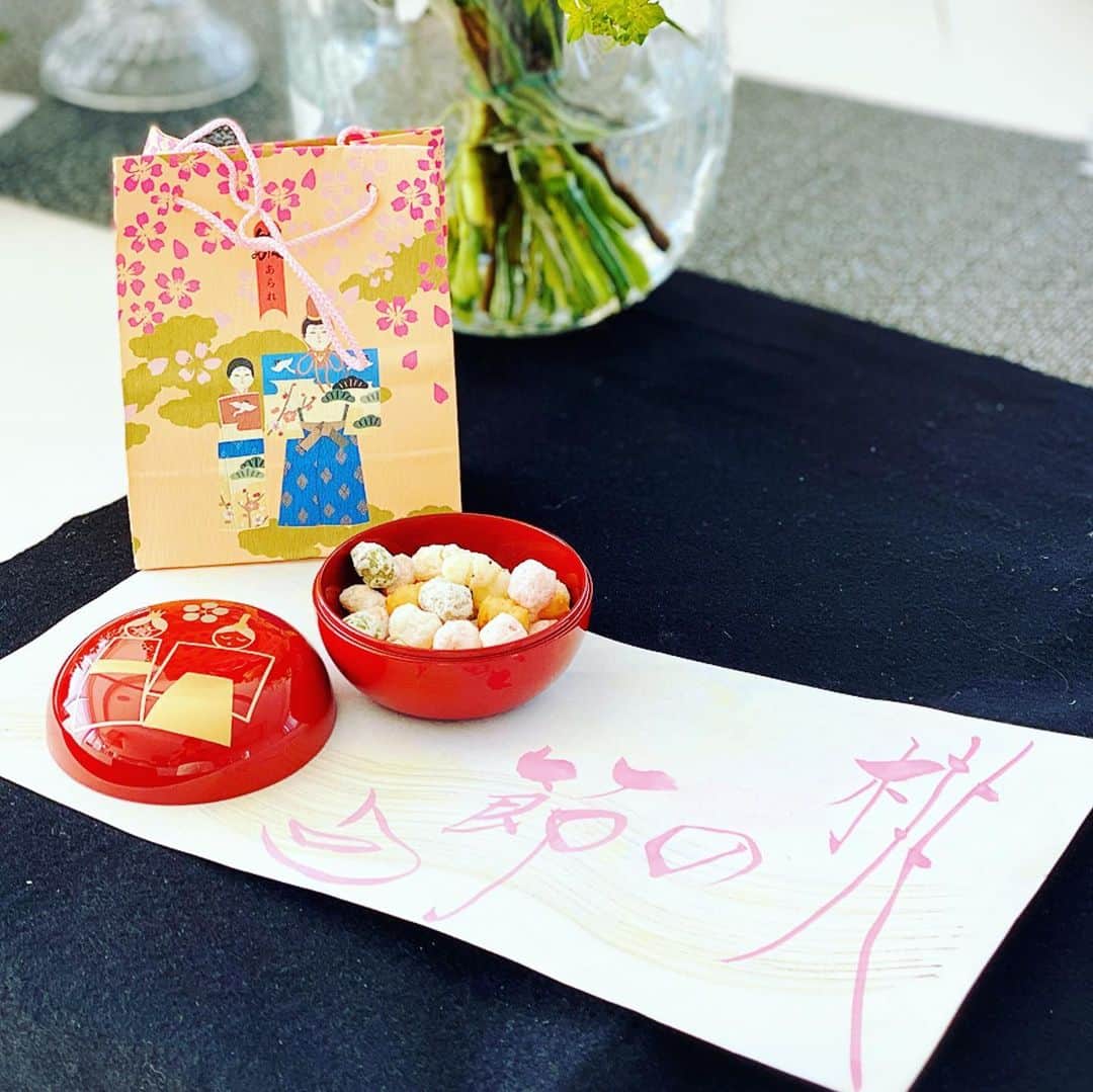 望月理恵さんのインスタグラム写真 - (望月理恵Instagram)「桃の節句  #桃の節句 #ピンクの顔彩で 書いてみました。 雛あられ#書 #美學の書 #桃は桃らしく書くといいそうです。」3月3日 12時59分 - mochiee28