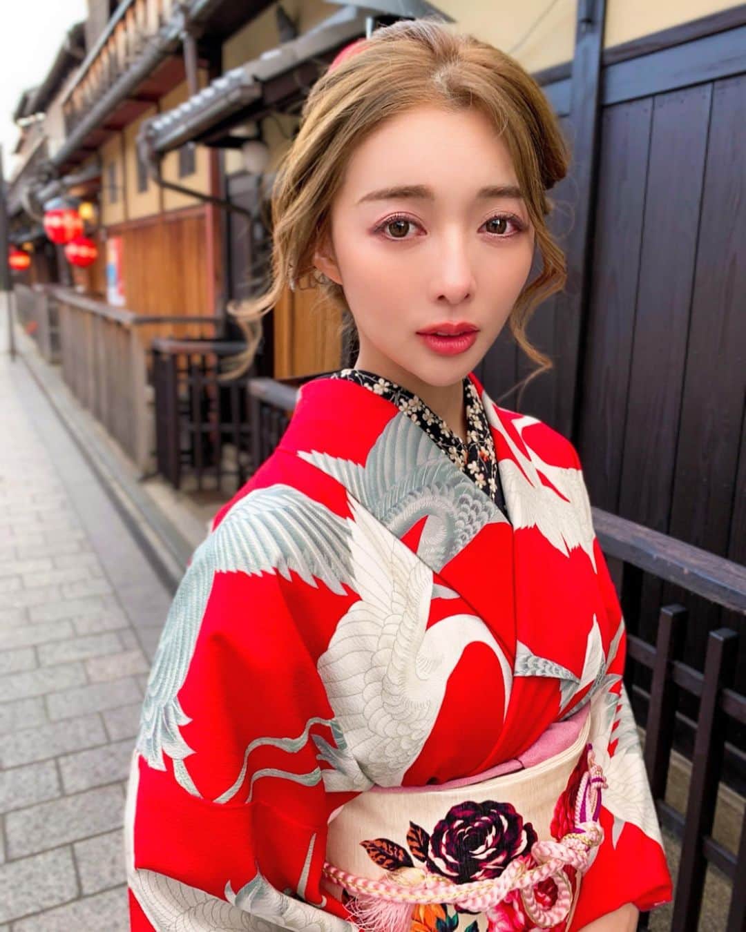 のインスタグラム：「Kyoto❤️ The first time in six months and the most visited city for domestic travel. This time I wore a Kimono like a Japanese, do you like it? -— -— 半年ぶりの京都☺️ なんだかんだ国内で一番訪れてる💕 今回は日本人らしく着物きてみたよ👘 たまにははんなりしてみる🙂✨ -— -— #kimono#kimonostyle#japanese#japanesegirl#japanesekimono#kimonofashion#kimonodress#kyoto#kyotojapan#kyotogram#visitjapan#visitkyoto#japantravel#japantravelphoto#traveljapan#lovejapan#ilovejapan#travelkyoto#japanesehairstyle#着物#着物ヘア#浴衣#京都#京都観光#国内旅行#日本旅行#日本#祇園四条#일본#기모노」