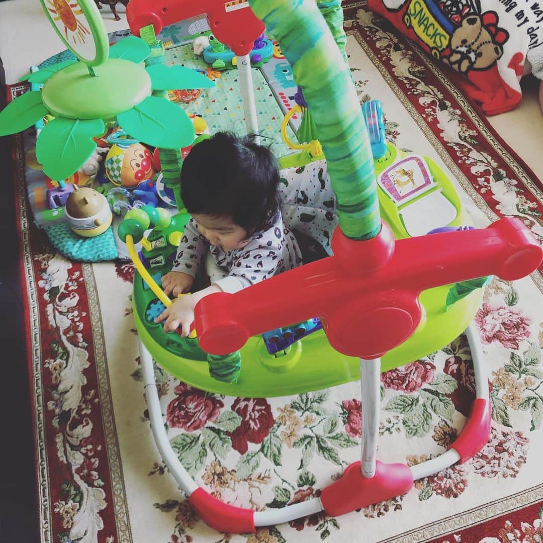 華原朋美のインスタグラム：「新しいおもちゃに大興奮❤️ 可愛いなぁ😍💕 #華原朋美　#べびすたぐらむ　#赤ちゃん」