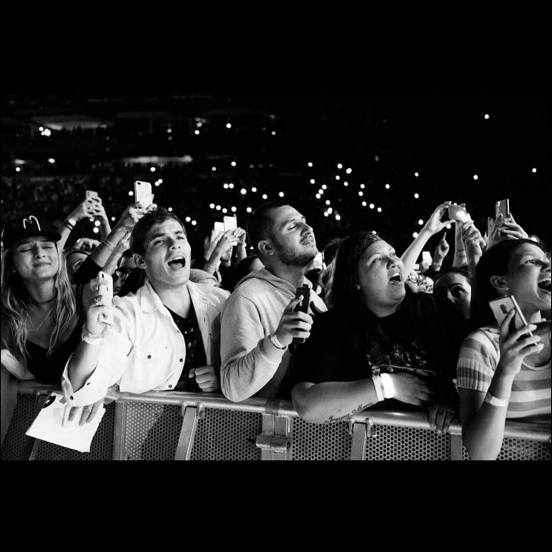 ジェシー・カーマイケルさんのインスタグラム写真 - (ジェシー・カーマイケルInstagram)「São Paulo, nós te amamos muito. Obrigado por sua paixão, sua energia e sua alegria. Brasil, Nós te amamos! 📷 @bootswallace」3月3日 12時54分 - jesseroyal