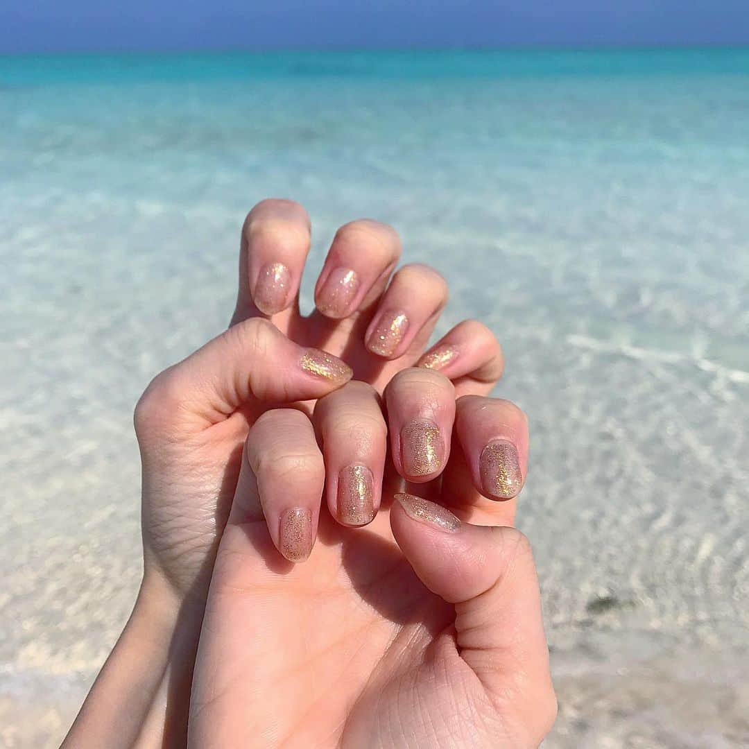 富久美玲のインスタグラム：「_ . 自分でジェルネイルした完成度💅www . #nail#ジェルネイル#初心者ネイル#セルフネイル#ゴールドネイル#ラメネイル」