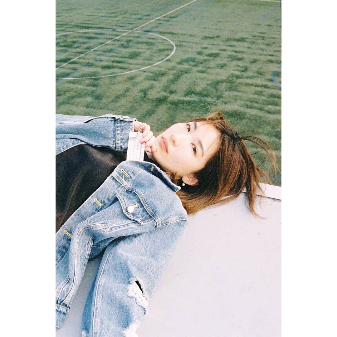 中嶋イッキュウのインスタグラム：「一年くらいかけてピルを模したキーホルダーを作っておりました 韓国のシルバーアクセサリーブランド @graynoise_official とのコラボです こんな見た目でシルバーアクセサリーです。 本日3月3日雛祭りの女の子の日より受注販売開始です。 ストーリーからどうぞ  実現してくれた @sixtypercent_official  @nanae_matsuoka  形にしてくれた @graynoise_official  アイコンになってくれた最高な @184184  そして素晴らしい写真と映像は @tya__han  ありがとう🤘🏻」