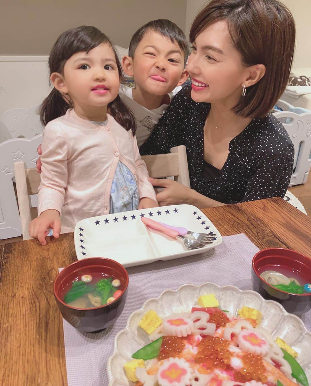 黒宮ニイナのインスタグラム：「昨日は娘ちゃんの雛祭りのお祝いをしました🎎🌸 と言っても手の込んだものは作れず、 簡単なちらし寿司とお吸い物とあとはいつものお肉料理😆  娘さんはいつも愛想よくて、1人でごっこ遊びが得意で女の子らしい面もあれば、負けず嫌いで日に日に兄を上回るほどパワーアップしている🥺 良く兄妹ケンカもするけど、仲良しのときは本当羨ましいほど💕  これからも元気で素直な女の子に育ちますように☺️✨ #雛祭り #ひなまつり #ひなまつりごはん #3才差兄妹 #女の子 #2歳1ヶ月 #2児ママ #2人育児 #ママライフ」
