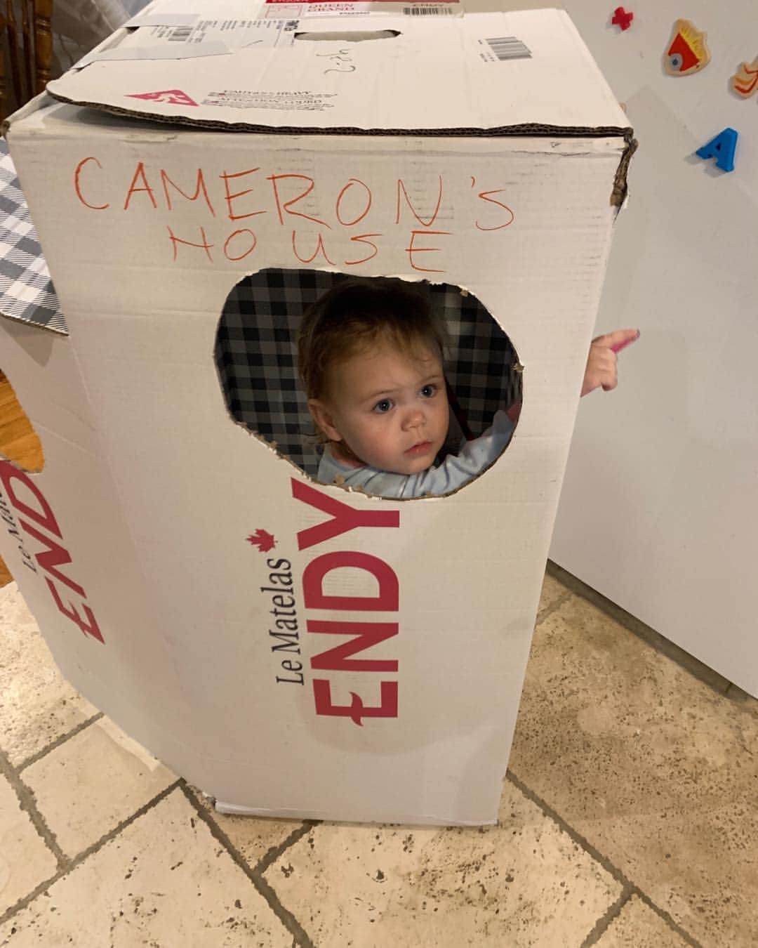 ブライアン・オーサーのインスタグラム：「My friends daughter Cameron loves her new home!  Even the box is comfy!  #endymattress #toocute」