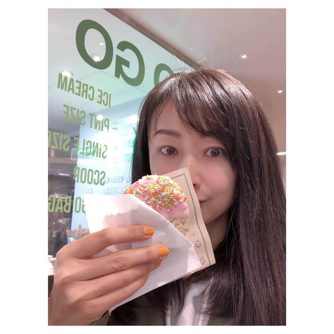 理絵さんのインスタグラム写真 - (理絵Instagram)「スリーツインズアイスクリームが3/2に日本上陸2周年を迎えることを記念して 『クランチー・チョコレートクッキーサンド』が発売されています  直営店限定スペシャルメニューがあるということで代官山店へ行ってきました  マダガスカルバニラのアイスクリームをビターなチョコチップが入ったクッキー🍪サンドされています  トッピングを選べてとても可愛くてチョコレートのザクザク感が美味しかったですよ  #threetwinsicecream #スリーツインズ #スリーツインズアイスクリーム #クッキーサンド #ワンハンドスイーツ #ギルトフリーアイス #アイス部 #pr #アイスクリーム #icecream #아이스크림 #代官山 #daikanyama #tokyo #japan」3月3日 13時20分 - ____rie____