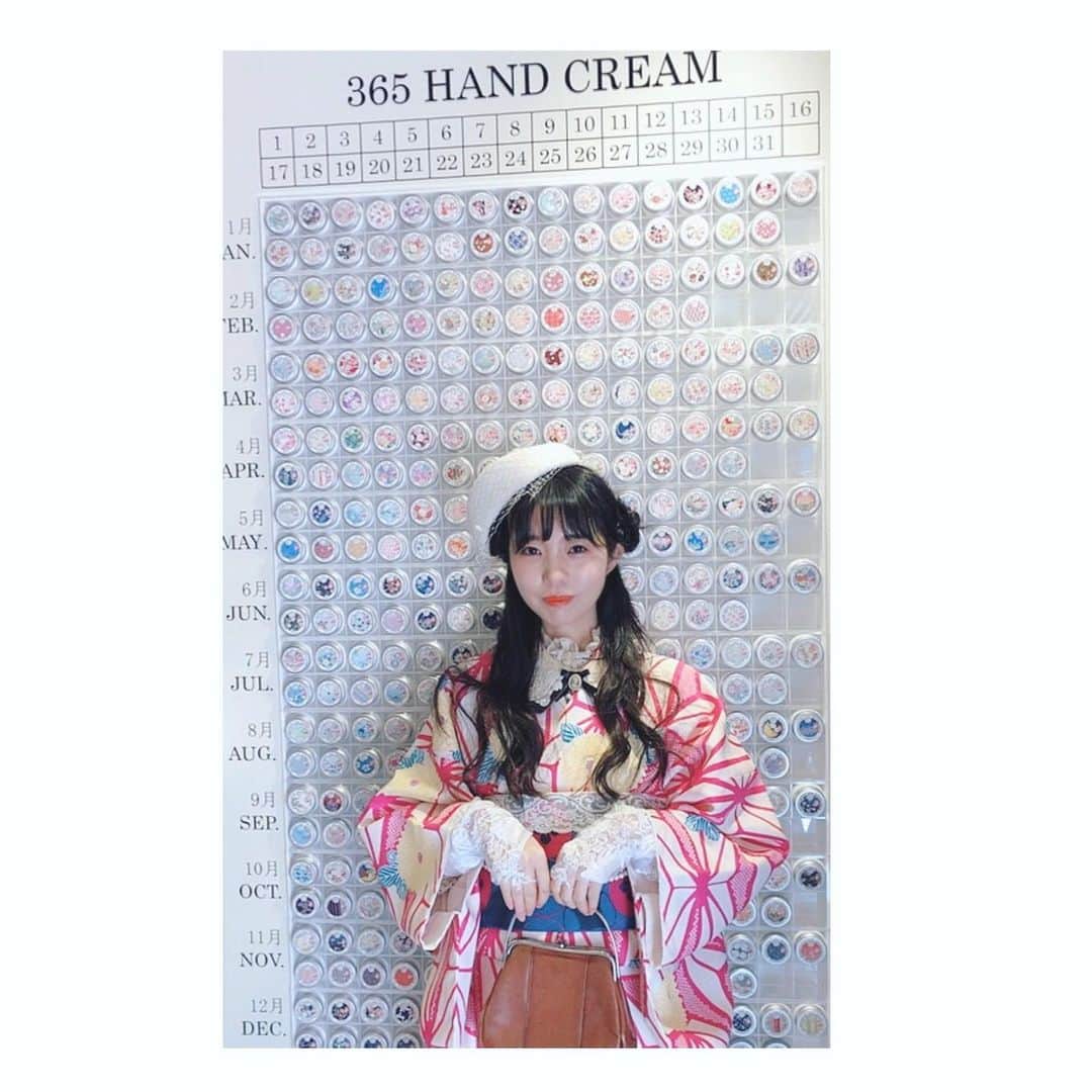 のインスタグラム：「浅草の「よろし化粧堂」♪ ・ ・ ポチャッコ♡かやたんのらぶらぶバースデーPARTYのパンフレット企画で行ったお店です。 ・ ・ 365日のハンドクリームがあるんだって💡 なんと3枚目と4枚目の写真、お店の方がプレゼントしてくださったんです〜✨✨ ・ ・ 3月1日のハンドクリーム。 そして、Happy Birthdayのハンドクリーム、そしてなんと声優デビューの日付のものまで！！ その他、ヘアオイルや美肌パック、化粧水や美容液、洗顔フォーム、クリーム、メイク落としをセットでいただきました😳💕 ・ ・ これでしばらくハンドクリームはなくなりません👌🏻✨ ・ ・ 色んなアイテムが販売されていたので、楽しかったよ♪ 浅草に行く際は、お立ち寄りくださいね🤗🌸 ・ ・ #よろし化粧堂 #浅草 #asakusa #asakusatokyo #아사쿠사 #浅草巡り#japan #tokyo #着物レンタル #kimono #kimonostyle #cocomotokyo #奥野香耶 #かやたん #花籠 #柚子 #抹茶 #ハンドクリーム」