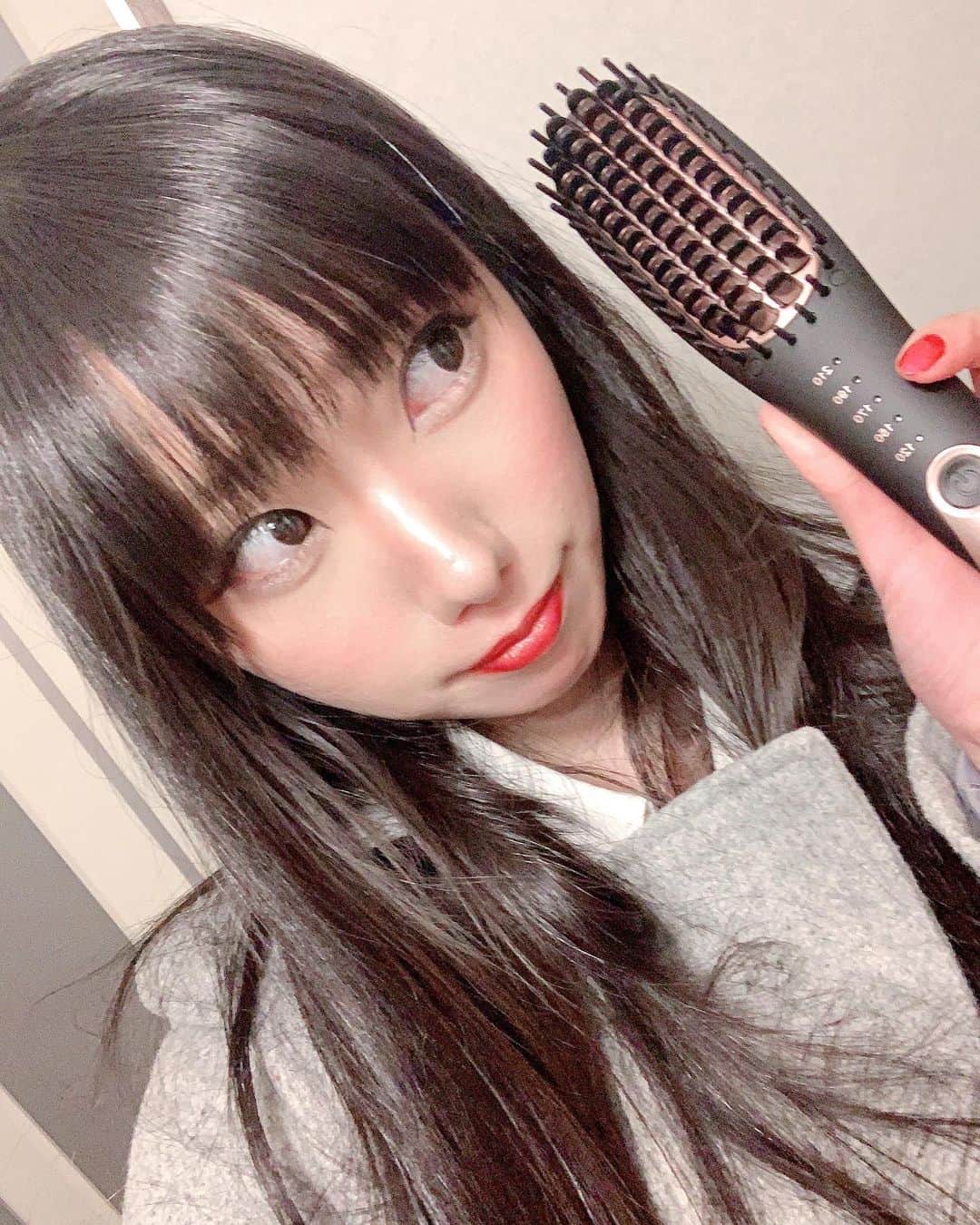 秋元るいさんのインスタグラム写真 - (秋元るいInstagram)「こんにちは！ 今日はアゲツヤポータブルミニブラシアイロンのご紹介をします💕 @agetuya . .  色もぴんく×ぶらっくでかわいいし、 なにより小さいから使いやすい💕 . 2分前後でストレートヘアになるから、 ウィッグかぶったあとや、ちょっと風の強い日なんかに最適です♪ . 金額は4328円☆ . アゲツヤの中でも一番人気あるみたい🌸 . .  #アゲツヤ #agetuya #アゲツヤミニブラシ #ヘアアイロン #コテ #ヒートブラシ #ブラシアイロン #pr #コラボベース」3月3日 13時22分 - akimoto_rui