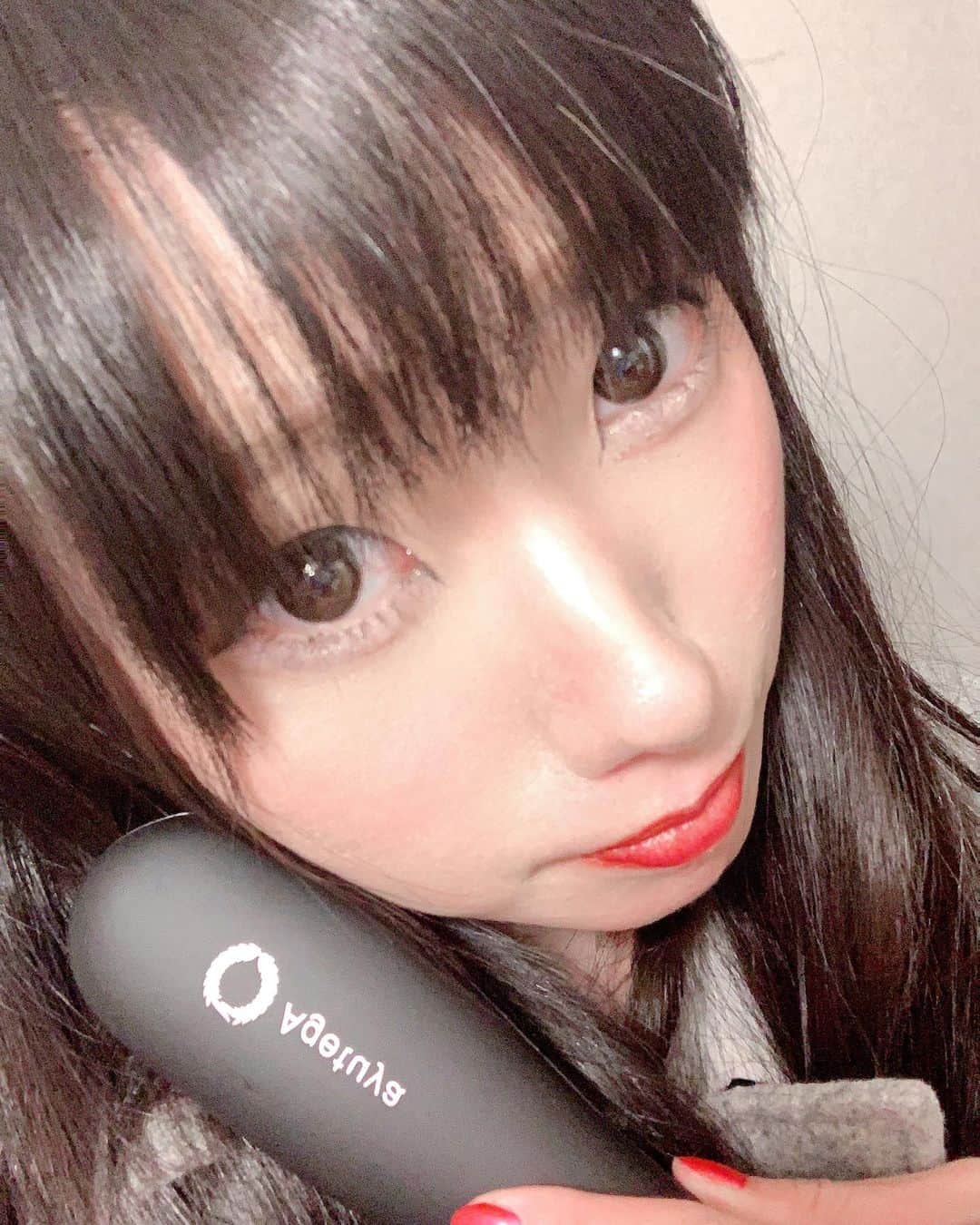 秋元るいさんのインスタグラム写真 - (秋元るいInstagram)「こんにちは！ 今日はアゲツヤポータブルミニブラシアイロンのご紹介をします💕 @agetuya . .  色もぴんく×ぶらっくでかわいいし、 なにより小さいから使いやすい💕 . 2分前後でストレートヘアになるから、 ウィッグかぶったあとや、ちょっと風の強い日なんかに最適です♪ . 金額は4328円☆ . アゲツヤの中でも一番人気あるみたい🌸 . .  #アゲツヤ #agetuya #アゲツヤミニブラシ #ヘアアイロン #コテ #ヒートブラシ #ブラシアイロン #pr #コラボベース」3月3日 13時22分 - akimoto_rui