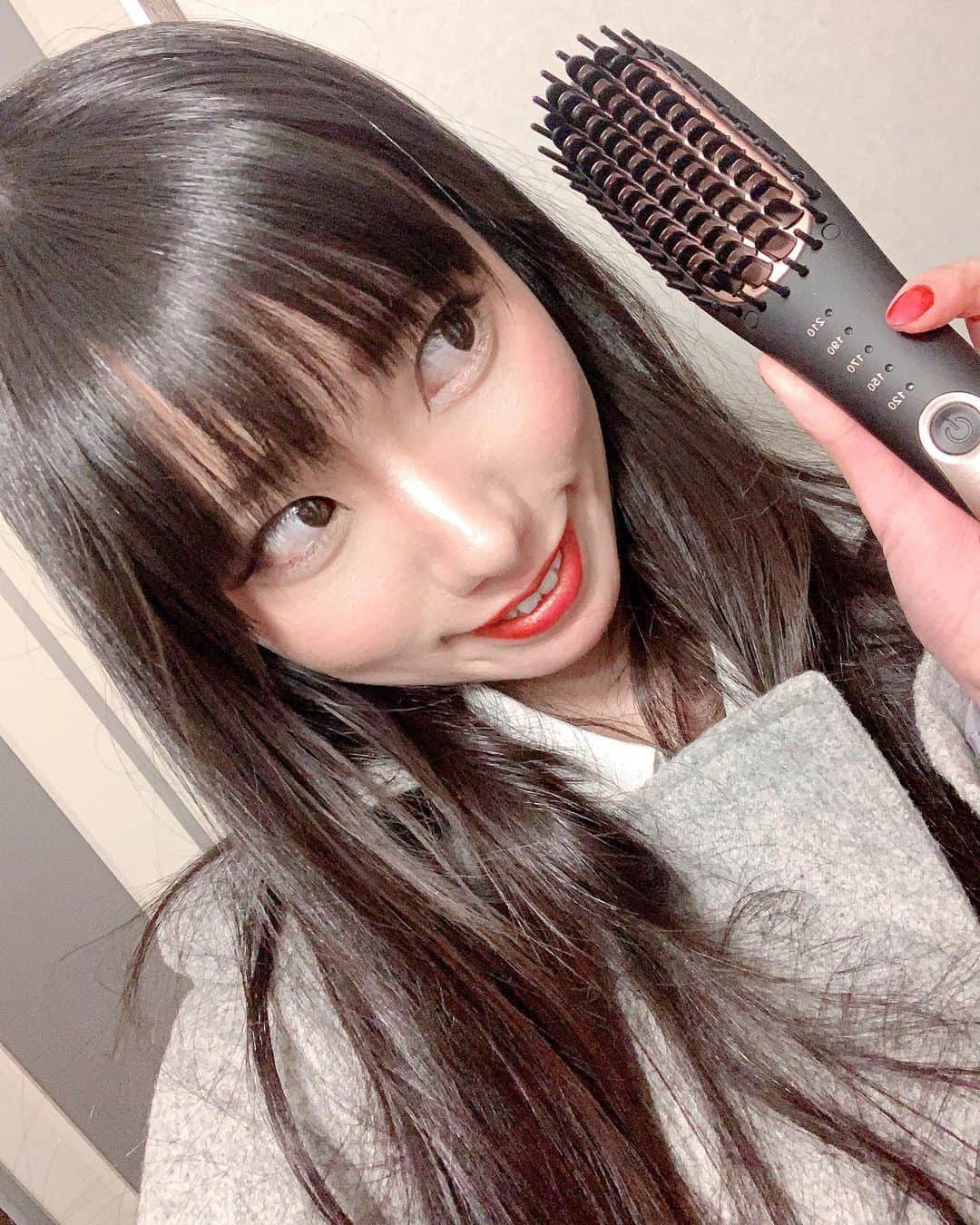 秋元るいさんのインスタグラム写真 - (秋元るいInstagram)「こんにちは！ 今日はアゲツヤポータブルミニブラシアイロンのご紹介をします💕 @agetuya . .  色もぴんく×ぶらっくでかわいいし、 なにより小さいから使いやすい💕 . 2分前後でストレートヘアになるから、 ウィッグかぶったあとや、ちょっと風の強い日なんかに最適です♪ . 金額は4328円☆ . アゲツヤの中でも一番人気あるみたい🌸 . .  #アゲツヤ #agetuya #アゲツヤミニブラシ #ヘアアイロン #コテ #ヒートブラシ #ブラシアイロン #pr #コラボベース」3月3日 13時22分 - akimoto_rui