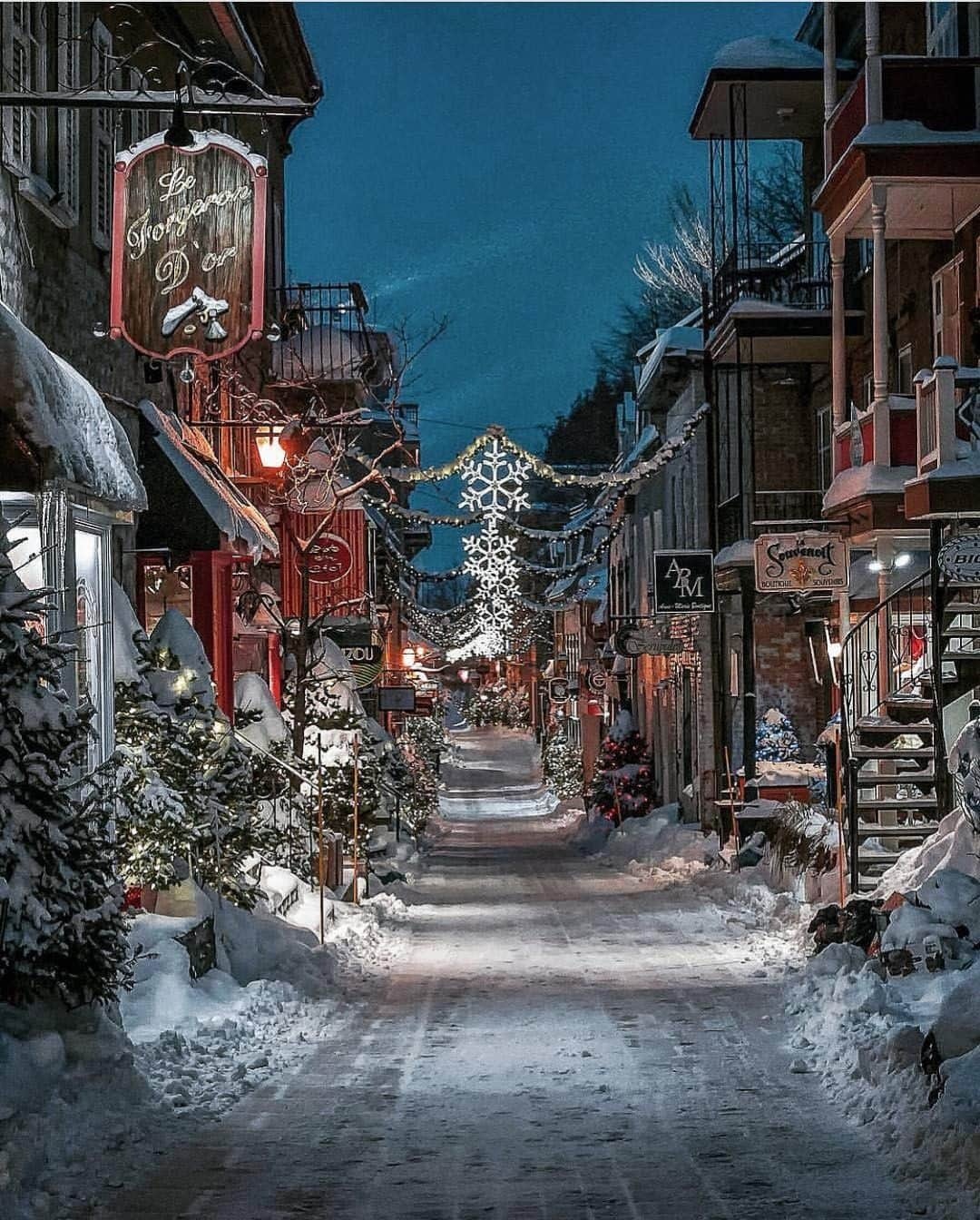 BEAUTIFUL DESTINATIONSさんのインスタグラム写真 - (BEAUTIFUL DESTINATIONSInstagram)「Loving these winter vibes in Quebec, Canada! ✨❄️ How magical does the addition of snow make things? ⛄ Tag a friend who you'd love to walk down this snowy path with! (📸: @manucoveney 📍: Quebec, Canada)」3月3日 13時30分 - beautifuldestinations