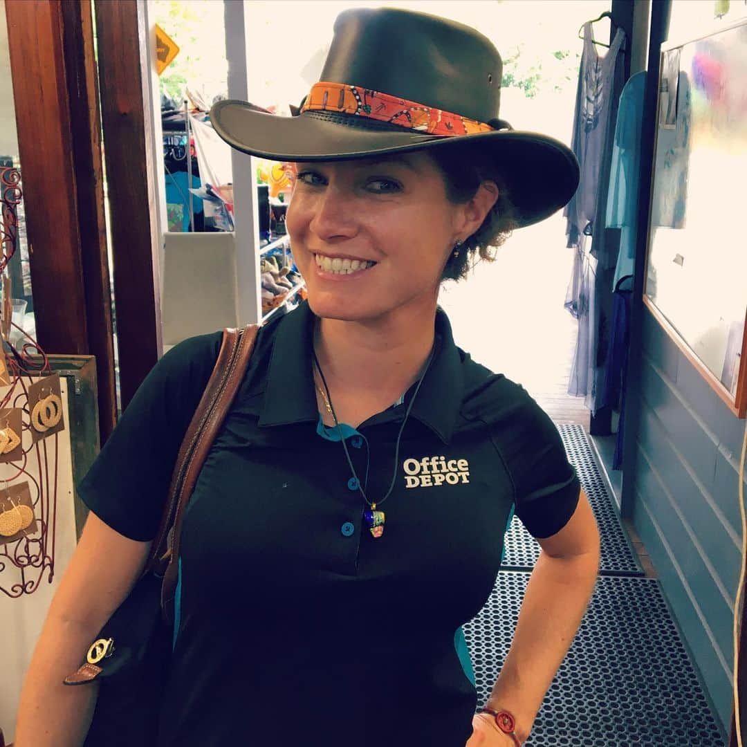 アレハンドラ・ジャネサのインスタグラム：「Only 5 days left! #birdiesforbushfires !!! As you guys may know, I was just in Australia for about a month and a half playing the @alpgtour tour. It was a great experience where I learned many things. One thing that stood out, was the kindness and generosity of the Australian people and their willingness to help us and anyone around who needed help. The @alpgtour had the great idea of allowing us to create a profile where we can donate to the bushfire relief. It was shocking to have been in some of the areas where the fires went thru and hard to imagine the people and animals that were affected by it :( so now we have the chance to give back and can donate any amount you choose per birdie that I made during my @alpgtour season. The link is on my bio 🙂. Thank you guys!! ••• Cómo algunos de ustedes sabrán, acabo de pasar un mes y medio en Australia jugando la gira de allá. Para ayudar con los incendios, la gira @alpgtour ha sugerido donar una cantidad por cada birdie que hice durante la temporada 🙌 el link está en mi perfil gracias!!! 🔗 #bushfirerelief #betterwhenwedonatetogether https://pledgeit.org/alejandra-llaneza」
