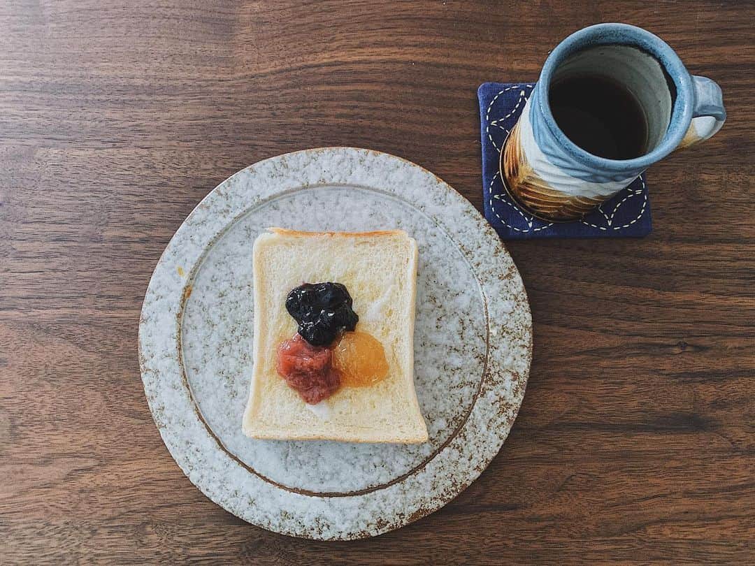 有末麻祐子さんのインスタグラム写真 - (有末麻祐子Instagram)「3色ジャムトーストとコーヒーの朝食☕️コーヒーのコップはお気に入りの @rokuroboys さんの。 お皿は @kokonn.yanaka で購入した #丹波焼 こんなパン一枚で素敵に見えちゃうのはお皿やコップや器たちのおかげだぜ。 #麻祐子器#佐々木康弘」3月3日 13時34分 - mayukoarisue