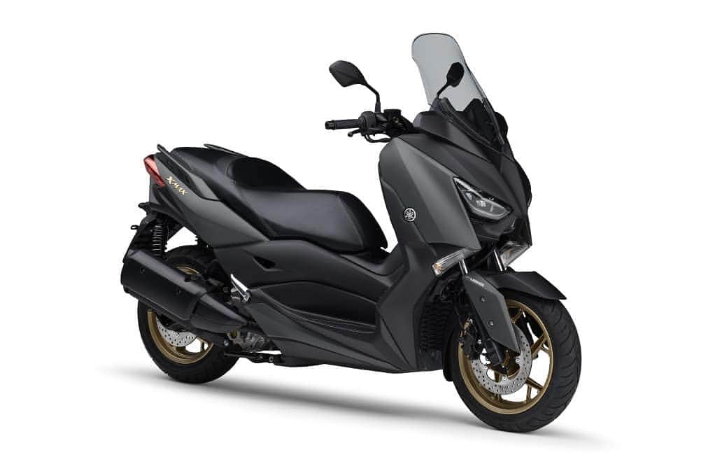 ヤマハ バイクさんのインスタグラム写真 - (ヤマハ バイクInstagram)「ヤマハ発動機株式会社は、水冷・4ストローク・SOHC・単気筒・4バルブ・249cm3 “BLUE CORE（ブルーコア）”エンジンを搭載するスポーツスクーター「XMAX ABS」のカラーリングを変更し、2020年モデルとして3月25日に発売します。﻿ ﻿ 「マットグリーニッシュグレー」は、2020年の「MAXシリーズ」のブランドカラーとして、グリーンがかったマットダークグレーを基本色とした新規性が高く洗練されたカラーリングとなっています。「マットブルー」は現行モデルの基本色をアップデートし、上質さを向上させています。﻿ ﻿ 「マットブラック」は現行モデルの基本色を継続しつつ、ゴールドホイールなどコンポーネントカラーを刷新してアグレッシブな印象を加えました。なお、現行の「マットシルバー」と「マットレッド」は継続販売します。﻿ ﻿ #YAMAHAが美しい #XMAX #XMAXABS #yamahaxmax #xmax250 #yamahamaxseries #newmotorcycle #scooter #bigscooter #instamotorcycle #instamotorbike #motorcyclist #バイクのある生活 #水冷 #4スト #単気筒」3月3日 13時39分 - yamaha_bike