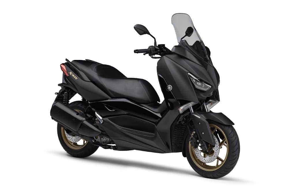 ヤマハ バイクさんのインスタグラム写真 - (ヤマハ バイクInstagram)「ヤマハ発動機株式会社は、水冷・4ストローク・SOHC・単気筒・4バルブ・249cm3 “BLUE CORE（ブルーコア）”エンジンを搭載するスポーツスクーター「XMAX ABS」のカラーリングを変更し、2020年モデルとして3月25日に発売します。﻿ ﻿ 「マットグリーニッシュグレー」は、2020年の「MAXシリーズ」のブランドカラーとして、グリーンがかったマットダークグレーを基本色とした新規性が高く洗練されたカラーリングとなっています。「マットブルー」は現行モデルの基本色をアップデートし、上質さを向上させています。﻿ ﻿ 「マットブラック」は現行モデルの基本色を継続しつつ、ゴールドホイールなどコンポーネントカラーを刷新してアグレッシブな印象を加えました。なお、現行の「マットシルバー」と「マットレッド」は継続販売します。﻿ ﻿ #YAMAHAが美しい #XMAX #XMAXABS #yamahaxmax #xmax250 #yamahamaxseries #newmotorcycle #scooter #bigscooter #instamotorcycle #instamotorbike #motorcyclist #バイクのある生活 #水冷 #4スト #単気筒」3月3日 13時39分 - yamaha_bike