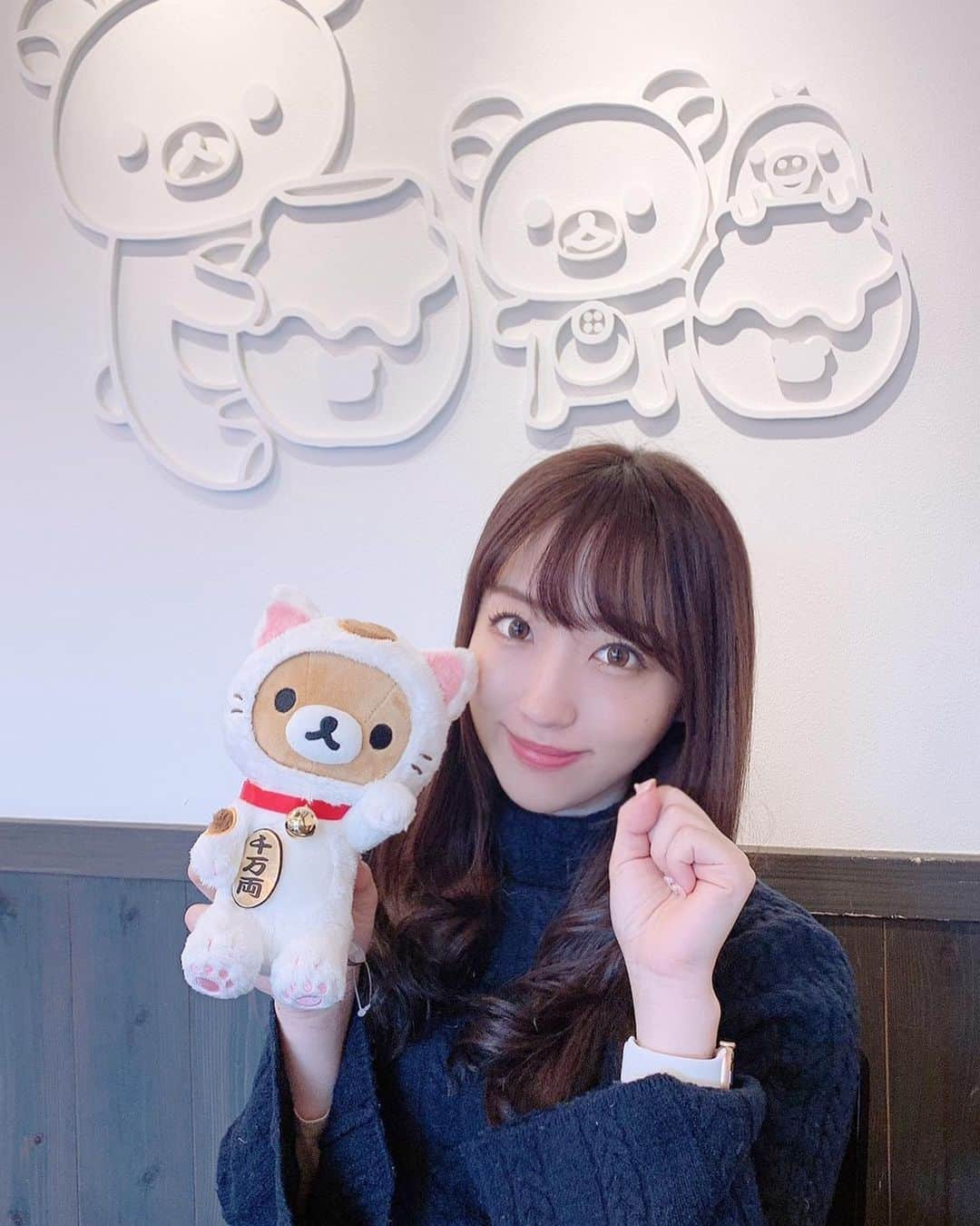 小島まゆみさんのインスタグラム写真 - (小島まゆみInstagram)「. . . 招き猫ならぬ、招きクマ🧸 . . #小島まゆみ　#リラックマカフェ　#リラックマ　#コリラックマ　#リラックマ好き」3月3日 14時21分 - kojima_mayumi_