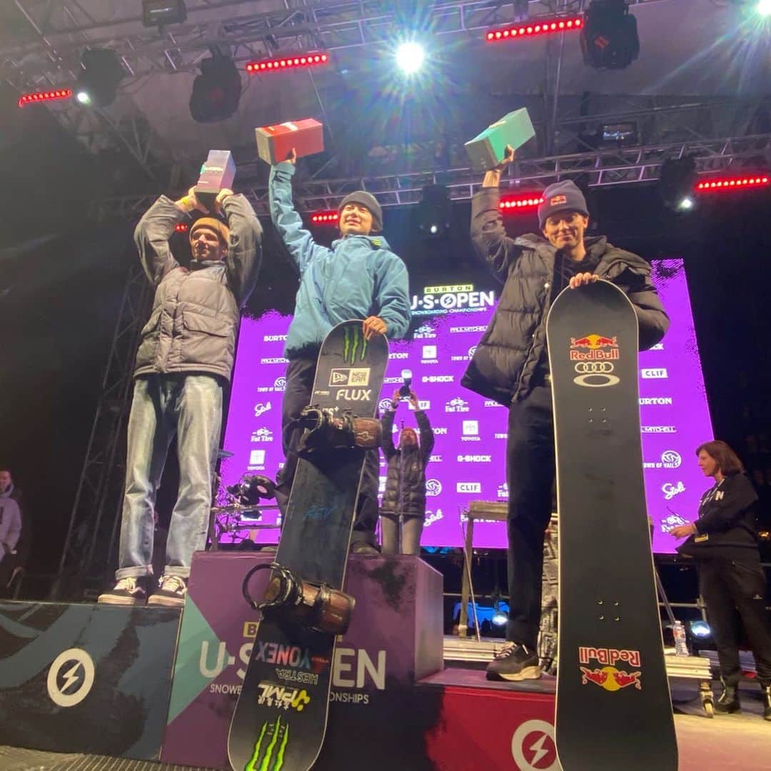 のインスタグラム：「🥇🥇🙏🙏 @janscherrer🥈@scottyjames31🥉Congrats🎉🎉 Thank you @jakeburton77 📸→ @nickymonaghanphotos  #jakeburton #usopen #monsterenergy #yonex #fluxbindings #hestragloves #deeluxeboots #hevenstore #pml_tokyo_yokohama #smith #gulliumwax」