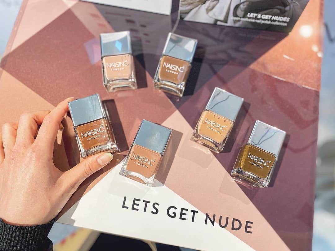 のインスタグラム：「NAILSINCの新作ネイル発表会へ🧡﻿ ﻿ 3/1から発売したCRYSTAL MADE ME DO ITは﻿ ローズクウォーツを配合した桜色のカラーと﻿ アメジストの石が入った青みのかかったトップコート。﻿ ﻿ 4月に発売するのはLET'S GET NUDES。﻿ 日本人の素肌になじむように作られた日本限定の﻿ ベーシックなベージュ&ブラウン6色。﻿ わたし的に一番ヒットしたコレクション❤︎﻿ ﻿ 5月に発売するのはWHAT THE SHELL。﻿ 七色に輝くシェルからインスピレーションされた﻿ パールカラー4色。ツヤ感が綺麗！﻿ ﻿ 6月発売はFRESHLY JUICED。﻿ 夏に向けたビビッドカラー2色でオレンジ、﻿ スイカのフルーツジュースのようなフレッシュな色合い🍊﻿ こするとフルーツの香りがする﻿ ちょっと楽しいパッケージに入ってるよ😌﻿ ﻿ それぞれのネーミングも素敵💗﻿ ﻿ #NAILSINC」
