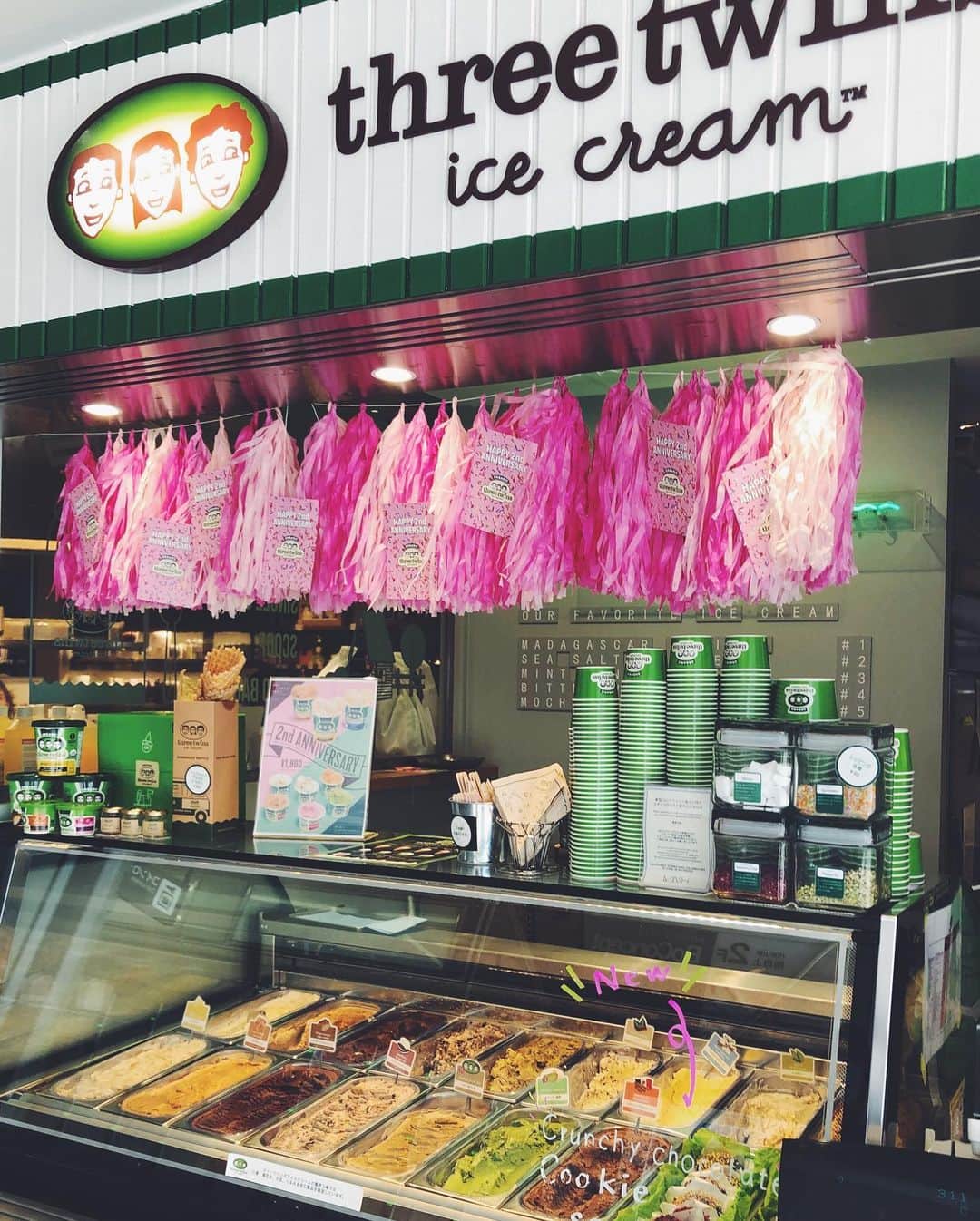 尾形沙耶香さんのインスタグラム写真 - (尾形沙耶香Instagram)「アイスクリームに目がない私が、特に大好きな @threetwinsicecream.jp 🍦  新発売の#クッキーサンド も早速チェック✔️ どれも美味しそうで目移りしながらも、今回はストロベリーベースにピスタチオのトッピングを♪  クッキー生地のサクサク感とチョコチップのザクザク感がたまらない！  オーガニック素材だから👶🏻も安心！ アイスクリーム片手に春のお散歩も楽しみ🌸  #ワンハンドスイーツ #ギルトフリーアイス #アイス部 #PR」3月3日 14時32分 - sayakaogata