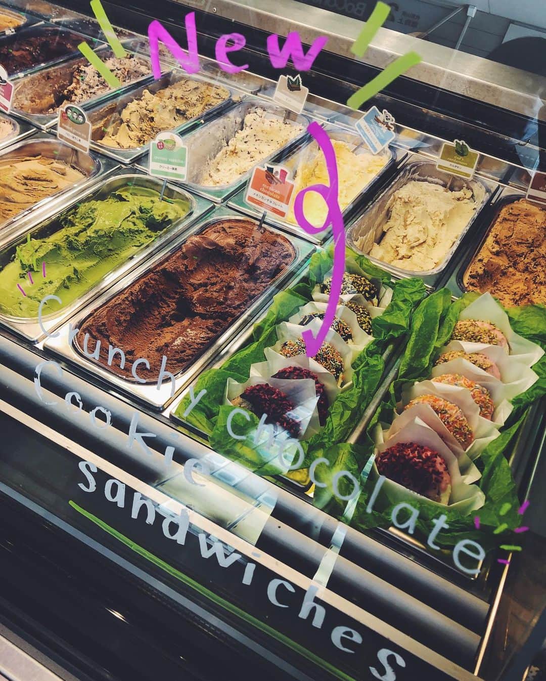 尾形沙耶香さんのインスタグラム写真 - (尾形沙耶香Instagram)「アイスクリームに目がない私が、特に大好きな @threetwinsicecream.jp 🍦  新発売の#クッキーサンド も早速チェック✔️ どれも美味しそうで目移りしながらも、今回はストロベリーベースにピスタチオのトッピングを♪  クッキー生地のサクサク感とチョコチップのザクザク感がたまらない！  オーガニック素材だから👶🏻も安心！ アイスクリーム片手に春のお散歩も楽しみ🌸  #ワンハンドスイーツ #ギルトフリーアイス #アイス部 #PR」3月3日 14時32分 - sayakaogata