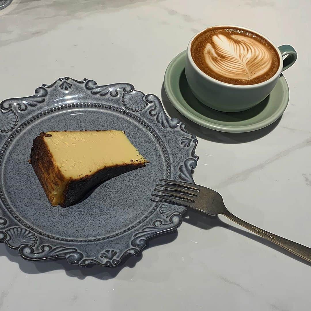 愛花さんのインスタグラム写真 - (愛花Instagram)「おひるごはんにバスクチーズケーキ」3月3日 14時47分 - hi_erica_official
