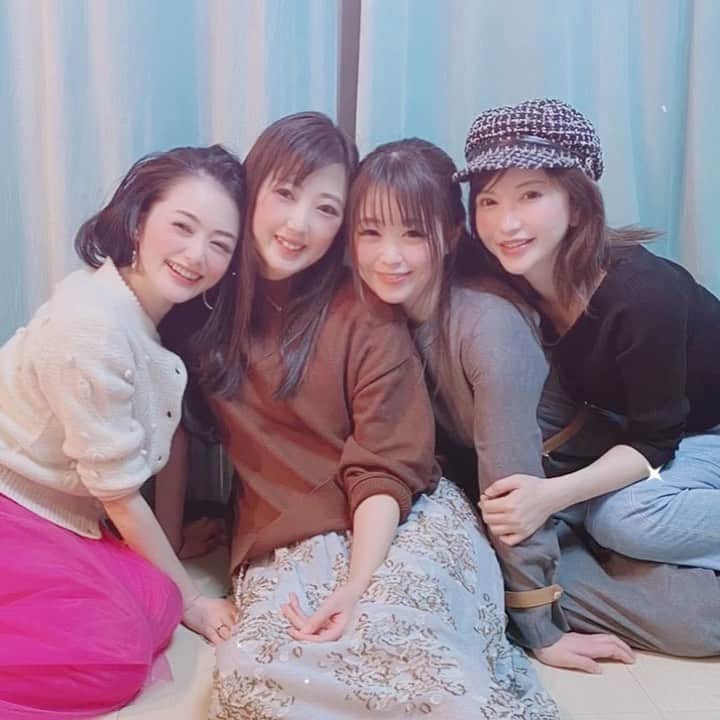 里美ゆりあのインスタグラム：「🎈👯👯🎈 #ホームパーティー  #party #family #仲良し」