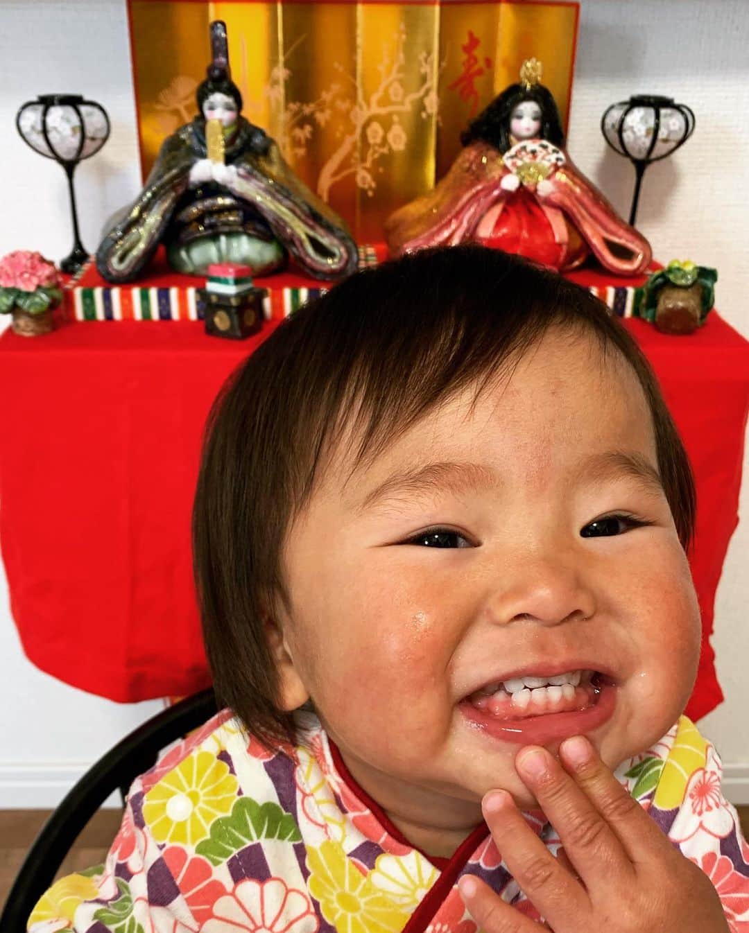 のインスタグラム：「去年はお座りできなくて 写真撮るの大変だったけど 今年はジッとしてくれなくて 大変だった💦  撮影してる間にひなあられは 1袋なくなりました😅  娘が健康に育ちますように💪✨ #雛祭り #ひなまつり #お雛様 #ひなあられ #桃の節句 #1歳5ヶ月 #女の子」