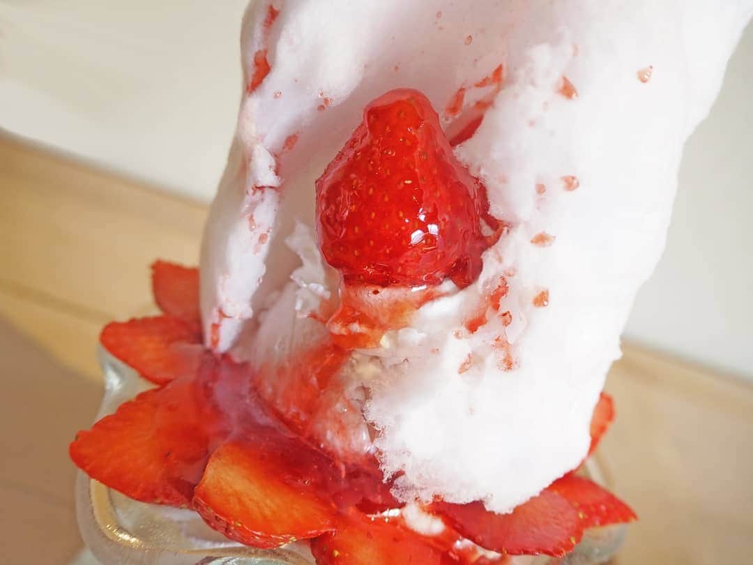 スパ ラクーア公式のインスタグラム：「. ／ #スパラク苺美活 🍓で ご招待券が当たるチャンス✨ ＼ . ～京都高台寺 よ志のや【デザート編】～ . 開催中の｢いちごFair｣では、いちごのデザートが盛りだくさん🍰#京都高台寺よ志のや のデザートメニューをご紹介♥️ . ○あまおう苺のかくれんぼパフェ ○あまおう苺大福といちごシャーベット ○いちご豆富 . いちごの王様“#あまおう ”を使用したメニュー、かくれんぼパフェは、わたあめを特製苺ソースで溶かしていくと、中からひょっこりいちごが出てきますよ🍓 . いちごは #ビタミンC の宝庫💎ビタミンCの摂取状態が良いと、免疫細胞の働きも上昇すると言われています💡 ビタミンCたっぷりのいちごを食べて、免疫力アップに繋げていきましょう！ . ---------------------------- スパ ラクーアでは、ご来館される皆さまにより安心してお楽しみいただけますよう、感染予防活動を徹底しております。 活動の詳細はスパ ラクーアHPをご覧ください。 ---------------------------- . #スパラクーア #スパ #ラクーア #温泉 #サウナ #岩盤浴 #いちご #苺 #ストロベリー #免疫力 #免疫アップ #ストレス #ストレス発散 #リフレッシュ #リラックス #いちご好き #スパラク苺美活」