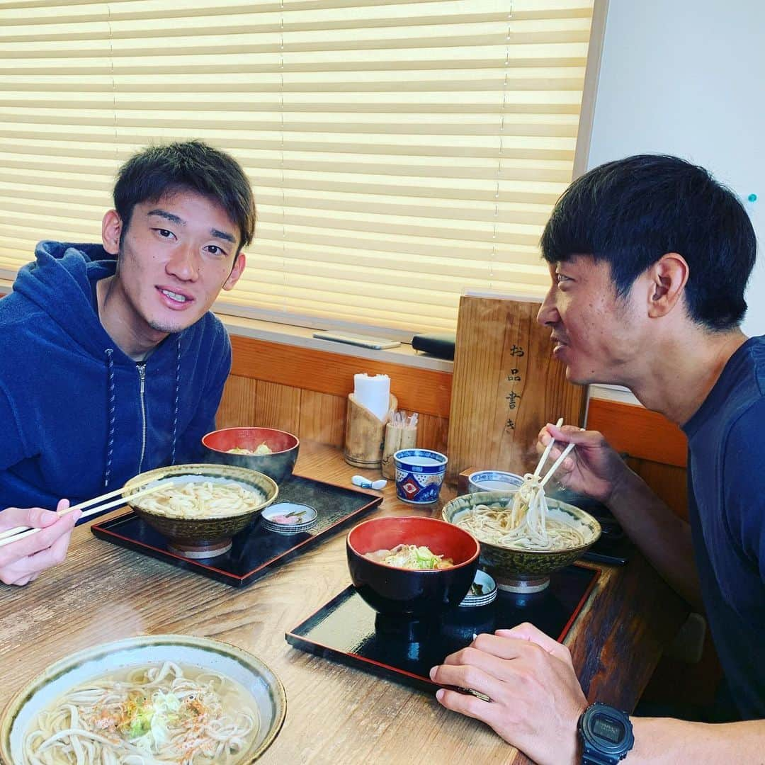 五領淳樹さんのインスタグラム写真 - (五領淳樹Instagram)「本日の昼飯はこの2人。 世間的にはプラチナ世代✨しかしウチはポンコツ世代🤪くだらない話のやり合い！悪くない😎 #ウッシーくん #黒森くん #鹿児島ユナイテッドFC #次は誰載せよう」3月3日 15時23分 - goryo11junki