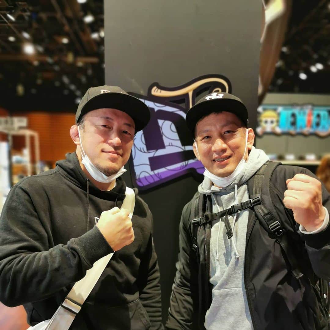のインスタグラム：「NEW ERAの展示会に行ってきました。 今回はNEW ERA×ONE PIECEのコラボ。 楽しみだー。 三軒茶屋でグッドスキルというジムをやっている光岡さんに会って、ジムの話色々聞かせていただきました。 よーし。 俺もやるぞ！！！ ありがとうございました。 #NEWERA #つくば #フィットネス #ダイエット #キックボクシング #格闘技 #ストレス発散 #運動不足解消 #初めての人のための格闘技フィットネス #並木 #並木ショッピングセンター #フィットネスジム #格闘技フィットネス #FightBoxFitness #FBF #ファイトボックスフィットネス」