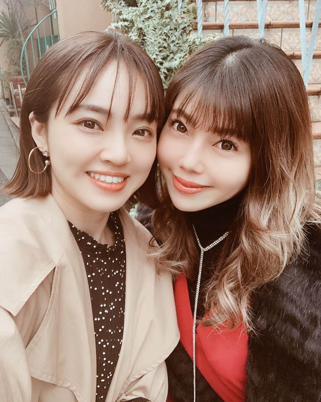 のインスタグラム：「一足お先に37歳になった @annasumitani ちゃん♡←本人も年齢言ってたしいいよね😂  昔からよく顔が似てると言われるけど、性格は正反対かもしれない。 だからこそ、男前な性格の杏奈ちゃんのことはいつも心から尊敬してます。 これからもついて行かせてください！先輩！」