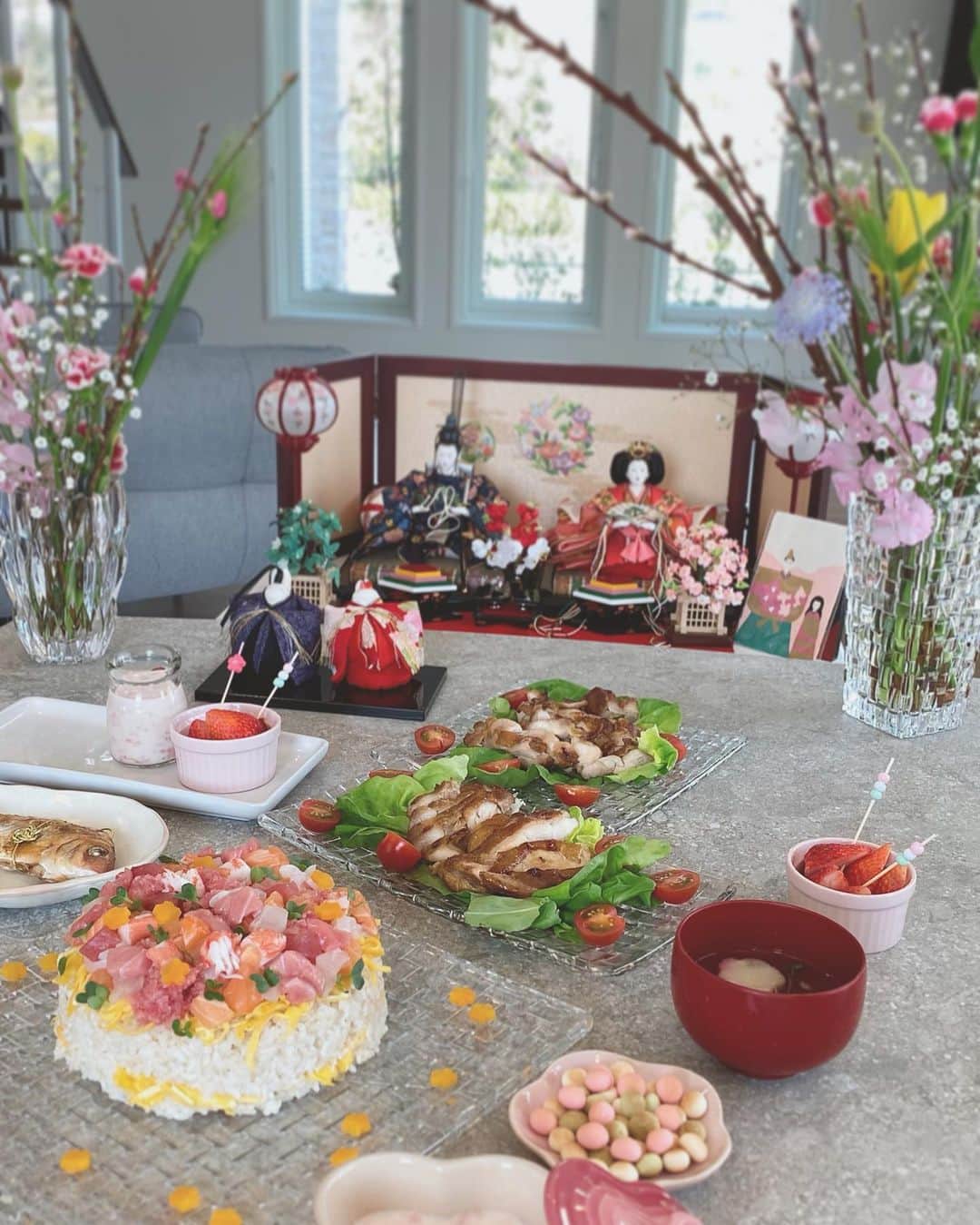 田中涼子のインスタグラム：「両方のお母さんに来てもらって お祝い🌸  夜中に👶何度も起きるので寝かしに行って戻って少しずつ準備してたら途中で寝ちゃって...朝起きて大慌て。  色々買ってたのに他のは間に合わなかったー😂  #初節句 #ちらし寿司ケーキ  #ひなまつりごはん #ひなまつりメニュー」