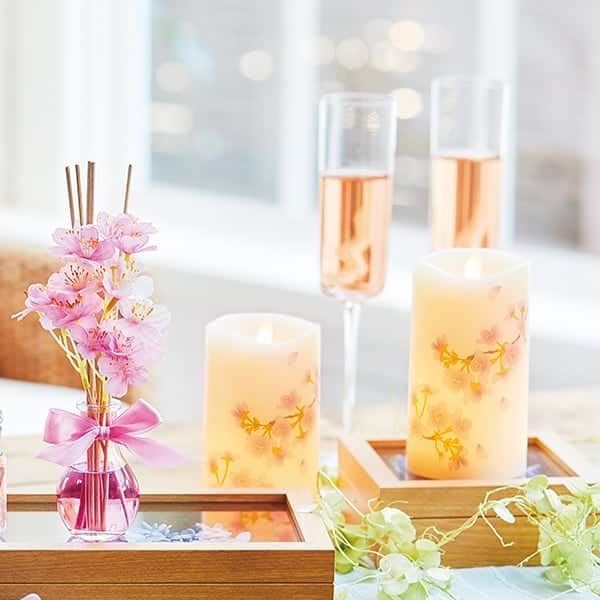 のインスタグラム：「. 【桜アイテム】  今日はひな祭り🎎  桃の花ではないですが💦 春を感じる桜のアイテムをご紹介🌸 . . 満開の桜を束ねた華やかなディフューザー 飾るだけでお部屋に春が訪れます😌 . . ・サクラディフューザー . ・￥1500+tax . . 本物のロウを使ったリアルな質感と、自然な炎のゆらぎを再現したLEDキャンドル 玄関スペースに飾るのもおすすめです✨ . . ・いろはあかり　桜 . ・￥2500＋tax .  気になる方はプロフィールTOPの URLからご確認いただけます🌿 .  #カメヤマキャンドルハウス#kameyamacandlehouse#キャンドルのある風景#さくら#桜#春#ディスプレイ#華やか#お部屋#インテリア#LEDキャンドル#candle」