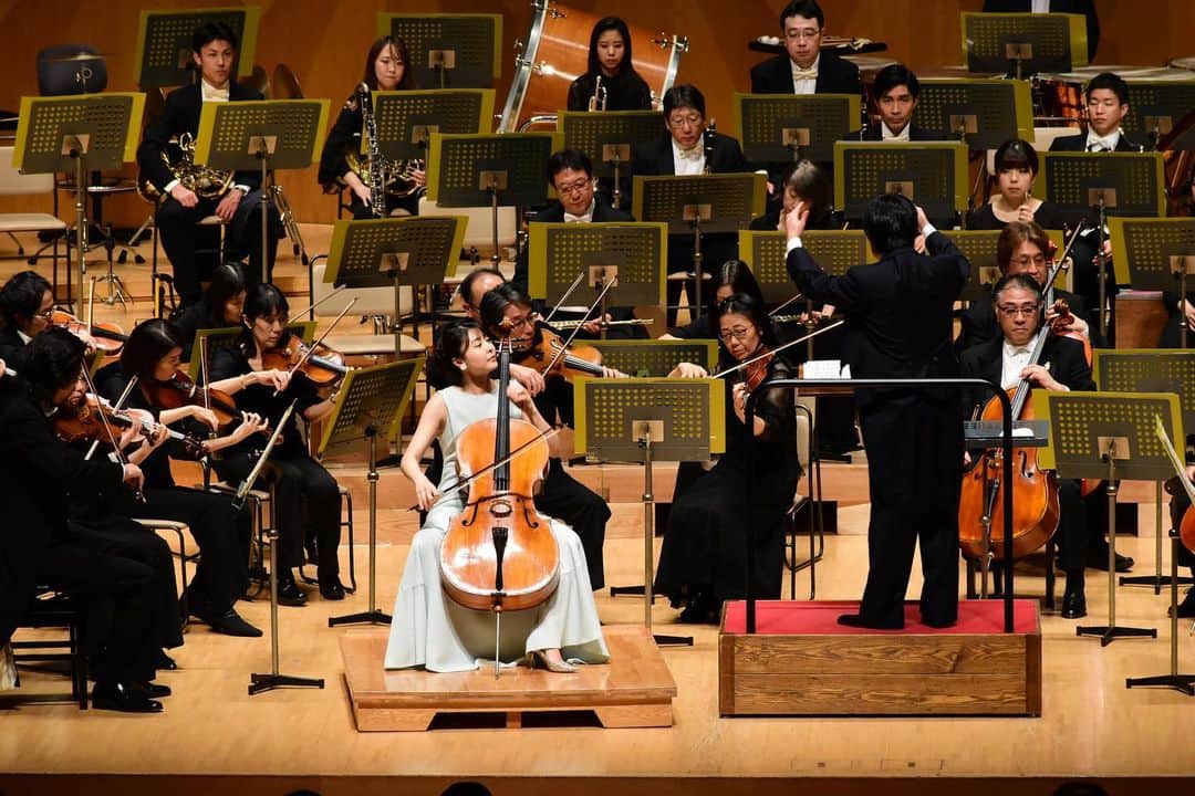 新倉瞳さんのインスタグラム写真 - (新倉瞳Instagram)「Schumann  こちらの良い写真も載せてなかった！！神奈フィルさんの繊細な音色作りに感激でした。ドレスはM Maglie le cassetto で1番人気？で私もかなり重宝しているミントグリーン。しわにならなくて良いのでしゅーまん  #schumann #kanagawaphilharmonicorchestra #mmaglielecassetto #hitominiikura」3月3日 16時00分 - hitominiikura
