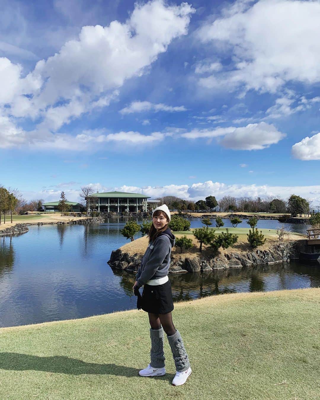 金子栞のインスタグラム：「いつだかの冬ゴルフ⭐︎ .  ウェアはほぼ全てアウトレット行った時に購入してます♪ 早く暖かくなってほしいなぁ。 (スコアは全然伸びません😌) .  #golf#冬ゴルフ#ゴルフコーデ#ゴルフ女子」