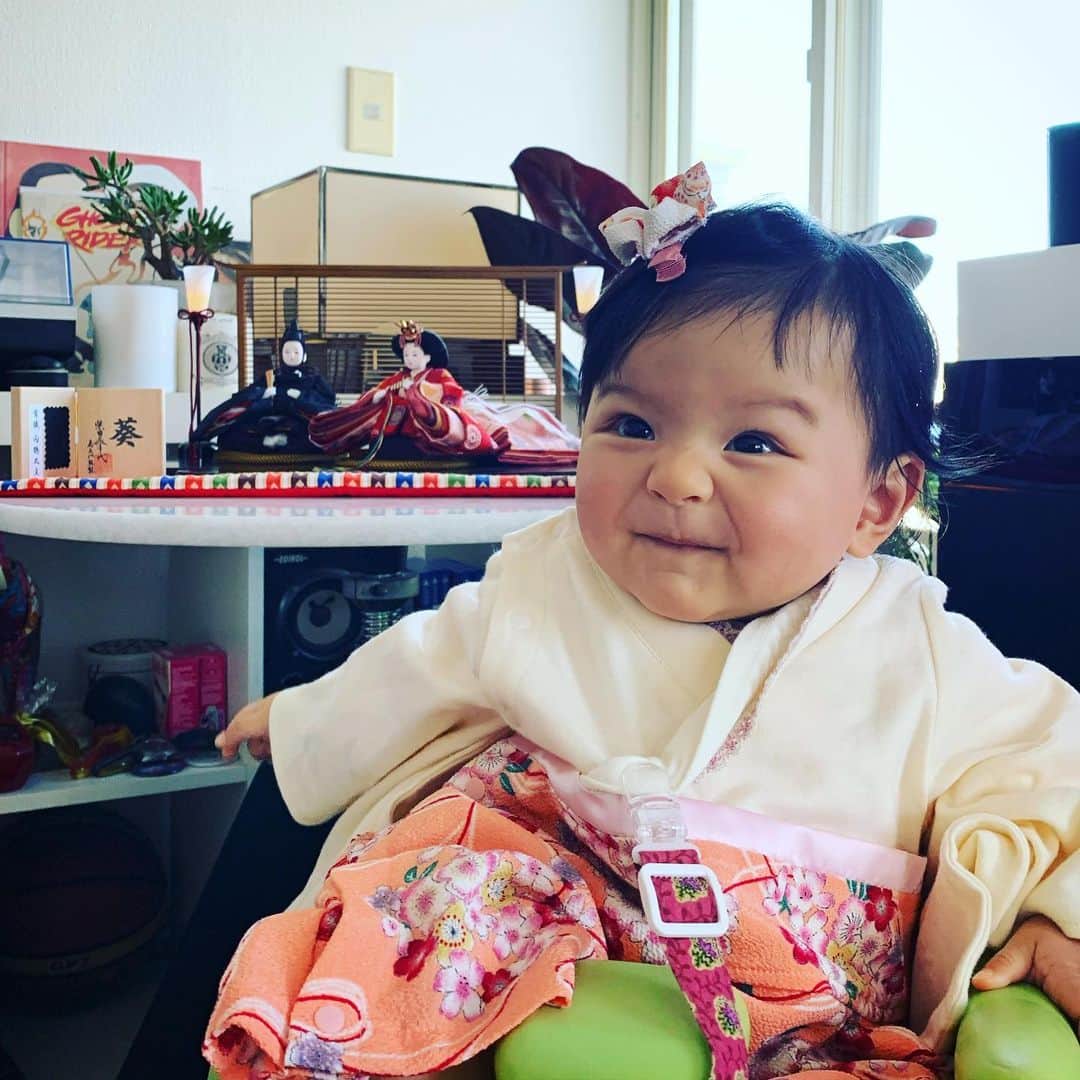 小濱なつきのインスタグラム：「3月3日、娘の初節句🎎🌸 柴田家千代さんの葵というお雛様の前で。 #雛祭り　#初節句　#雛人形　#柴田家千代　#葵」