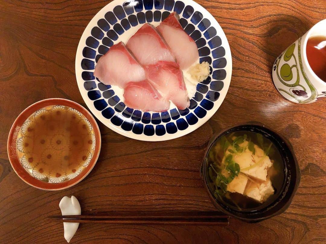 土井コマキのインスタグラム：「誕生日でした ・買ってきた鰤のお鮨 ・豆腐と豆苗の味噌汁 ・薄茶と北海最中 ジャーン、今日の主役は、昨日絞った自家製醤油。それを味わいたいがための鰤。 大徳醤油のキットで2018年の11月に仕込んで育ててみたやつ。美味しく出来た♡ 味噌も自家製やし、お茶の自主練もしたし、めちゃ満足の誕生日です。 たくさんお祝いのお声がけありがとうございます。精進します。 #自家製味噌 #自家製醤油 #誕生日 #地味誕生日  #birthdaydinner #ジャスタジスイ」