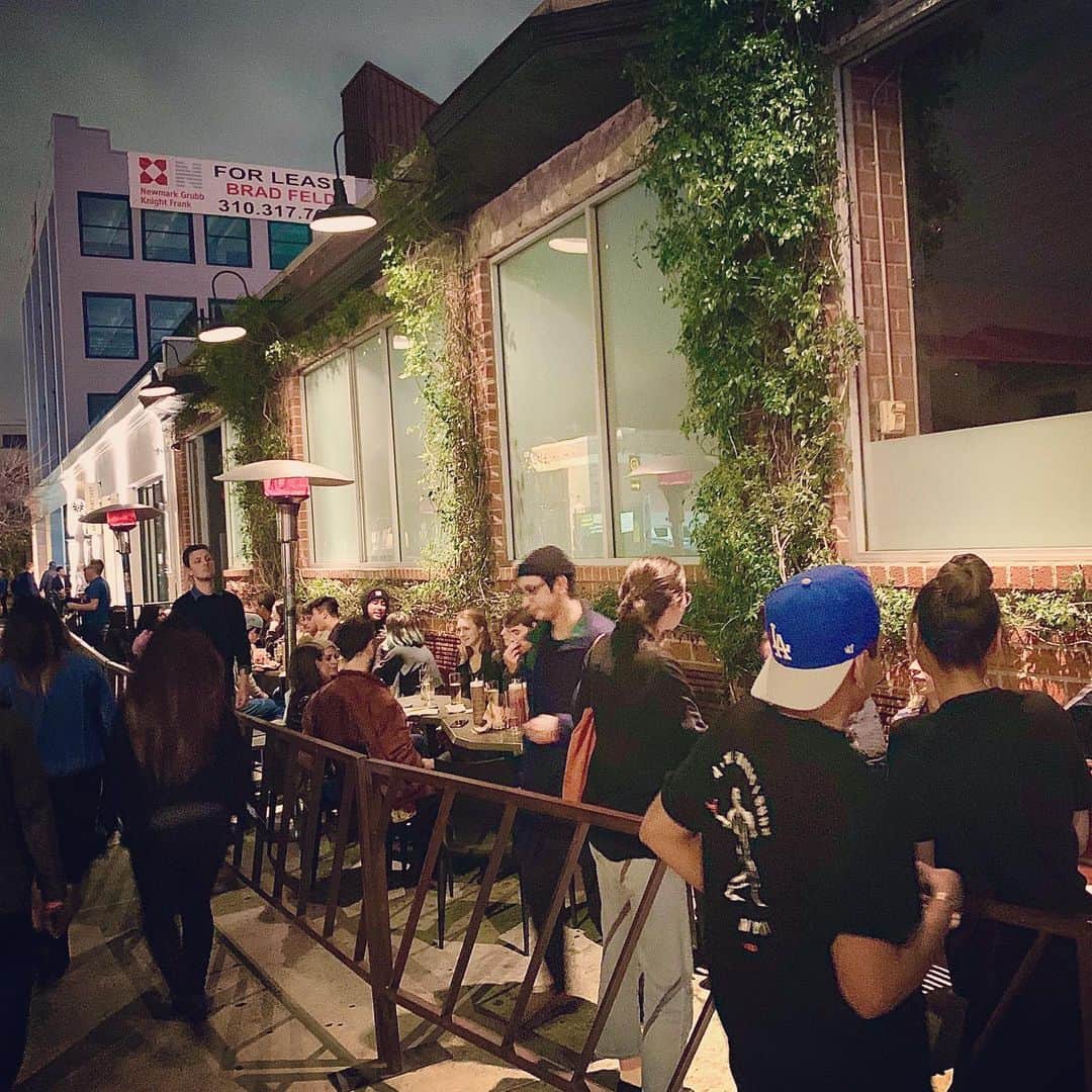 筑間はこべさんのインスタグラム写真 - (筑間はこべInstagram)「Feb 21 .2020  LosAngeles②  お店アート🍃🍂 #artsdistrict  #kreation  #wurstkuche #ワースクーカー #ロスでホットドックといえばワースクーカー #生えてます！ #やっぱり街中がアート #skidrow #ホームレスをカッコよく描いた壁画 #ビール工場外観」3月4日 1時38分 - hakobechikuma