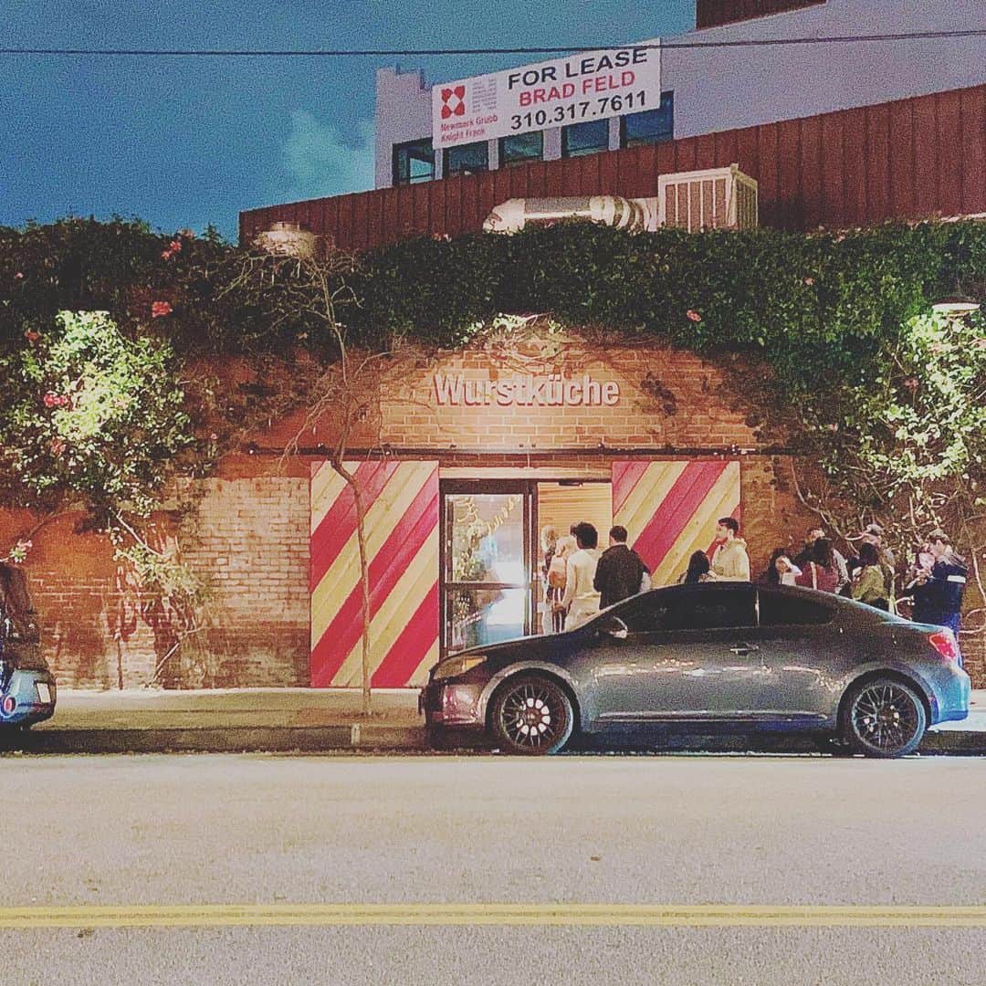 筑間はこべさんのインスタグラム写真 - (筑間はこべInstagram)「Feb 21 .2020  LosAngeles②  お店アート🍃🍂 #artsdistrict  #kreation  #wurstkuche #ワースクーカー #ロスでホットドックといえばワースクーカー #生えてます！ #やっぱり街中がアート #skidrow #ホームレスをカッコよく描いた壁画 #ビール工場外観」3月4日 1時38分 - hakobechikuma