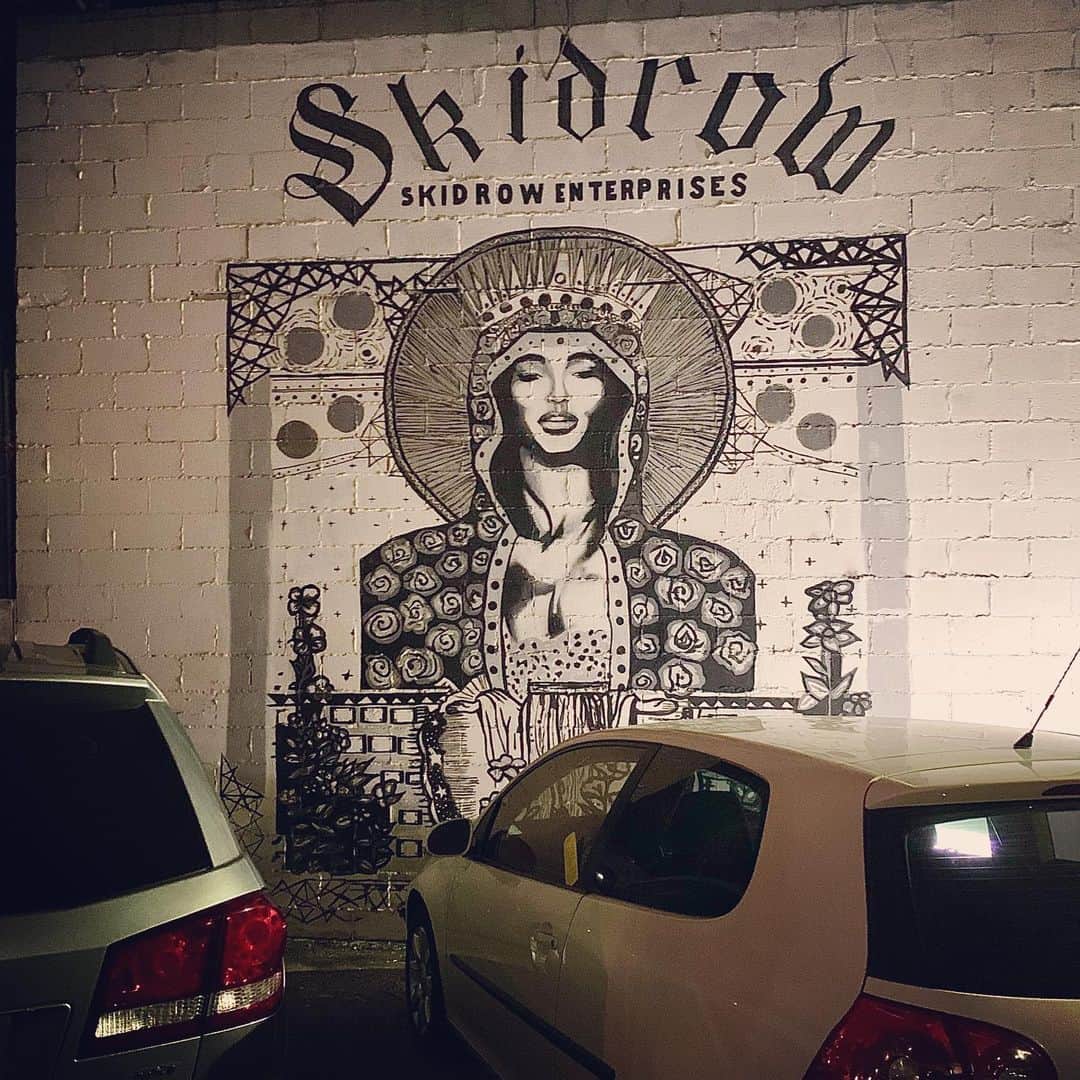 筑間はこべさんのインスタグラム写真 - (筑間はこべInstagram)「Feb 21 .2020  LosAngeles②  お店アート🍃🍂 #artsdistrict  #kreation  #wurstkuche #ワースクーカー #ロスでホットドックといえばワースクーカー #生えてます！ #やっぱり街中がアート #skidrow #ホームレスをカッコよく描いた壁画 #ビール工場外観」3月4日 1時38分 - hakobechikuma